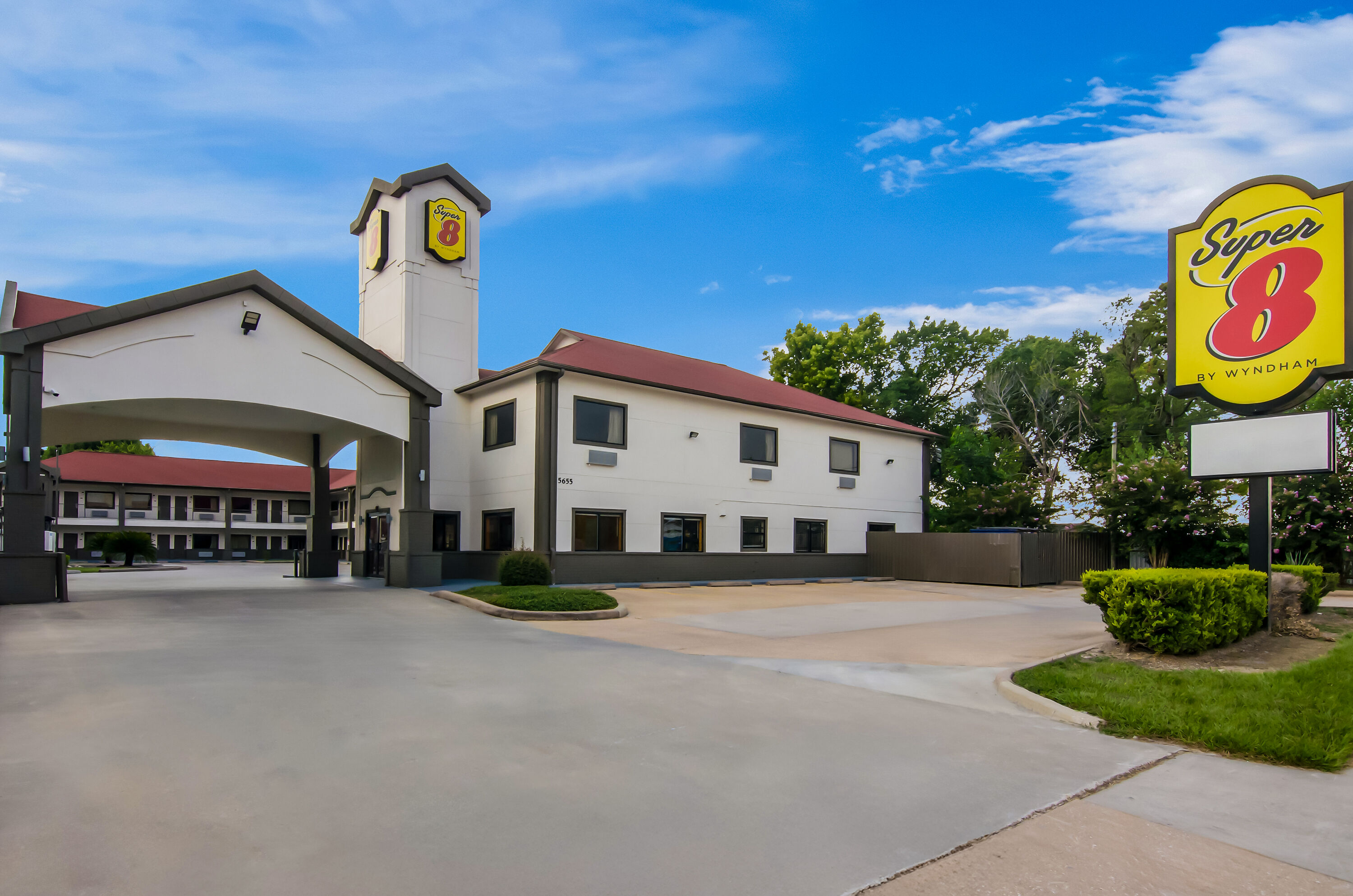 Exterior Day Image of Super 8 by Wyndham Houston/Brookhollow NW hotel in Houston, Texas