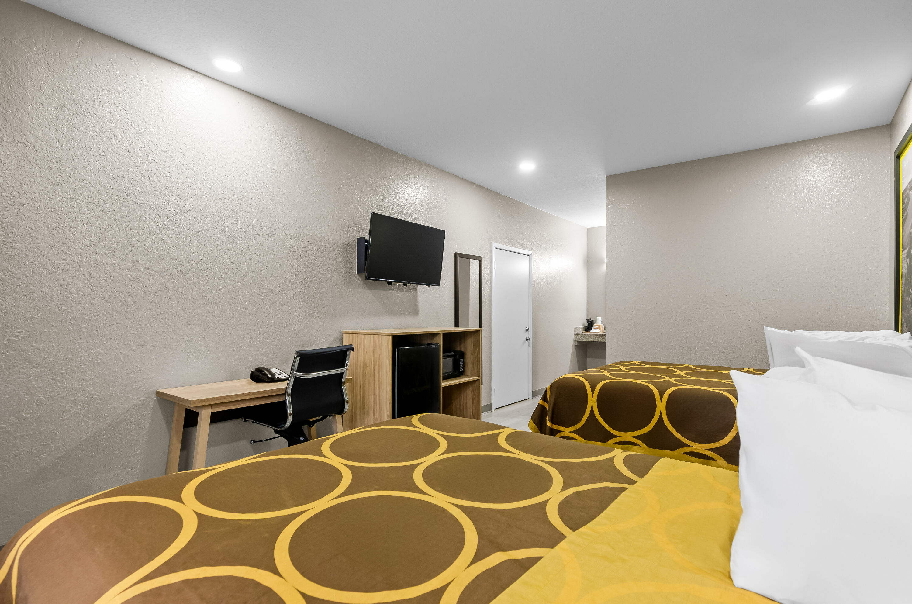 Double bed guest room at the Super 8 by Wyndham Houston/Brookhollow NW in Houston, Texas