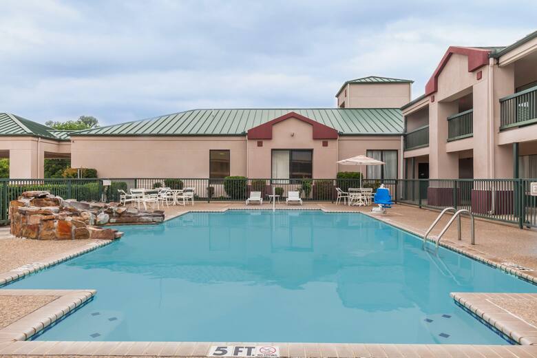 Super 8 By Wyndham Jasper Tx Hotels 75951 Pool At The Super 8 By Wyndham Jasper Tx In Texas
