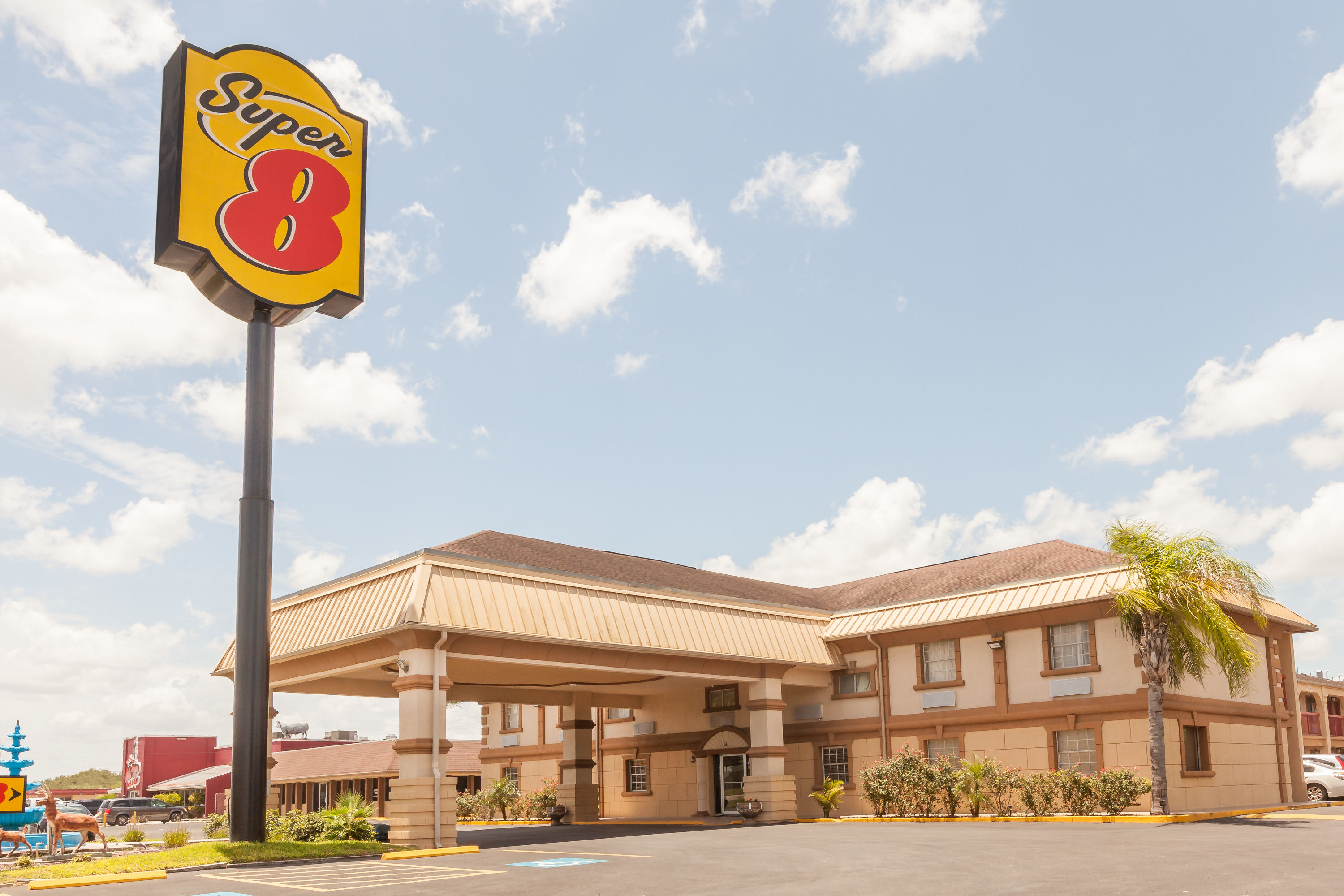 Exterior Day Image of Super 8 by Wyndham Kingsville hotel in Kingsville, Texas