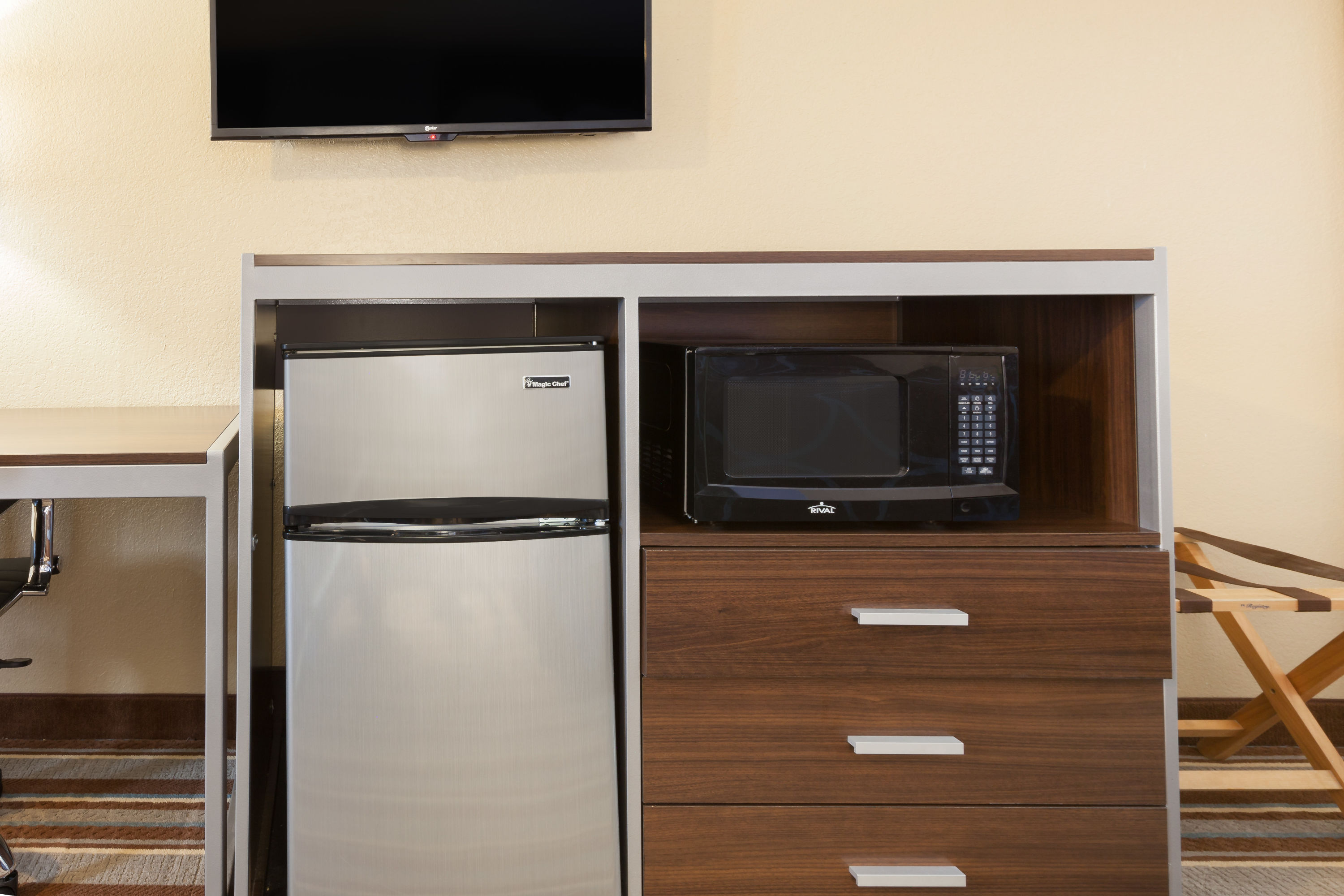 Guest room feature at the Super 8 by Wyndham Kingsville in Kingsville, Texas