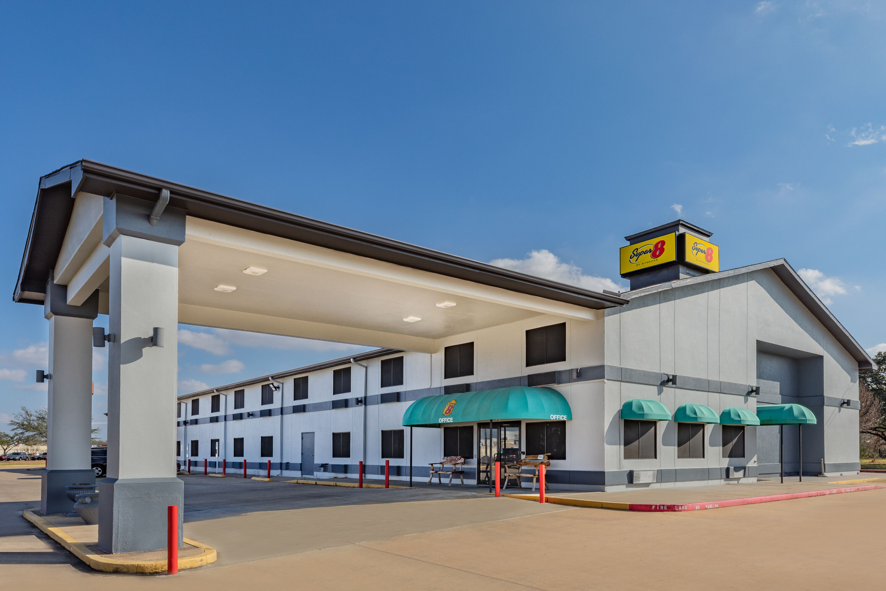 Exterior Day Image of Super 8 by Wyndham League City/Kemah Area hotel in League City, Texas