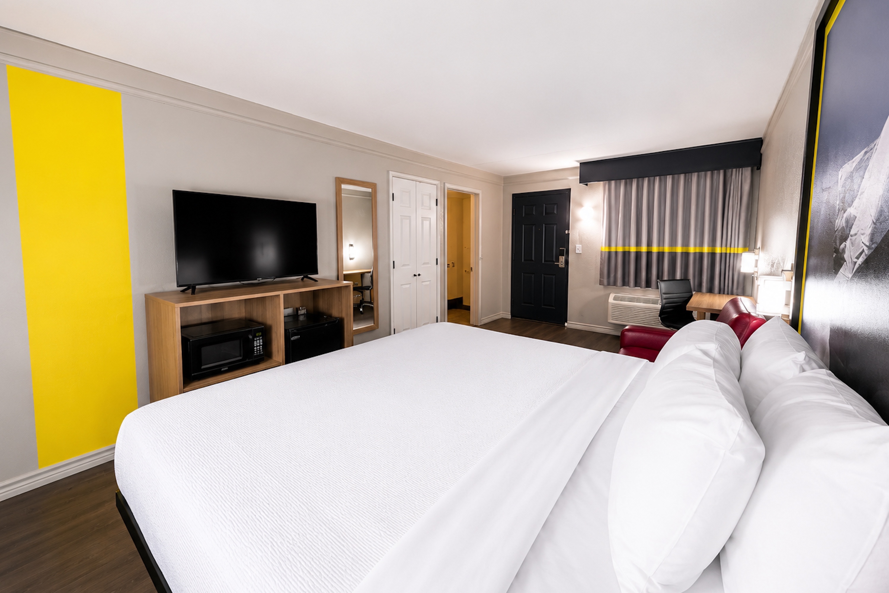 Guest room at the Super 8 by Wyndham Nacogdoches Near University in Nacogdoches, Texas