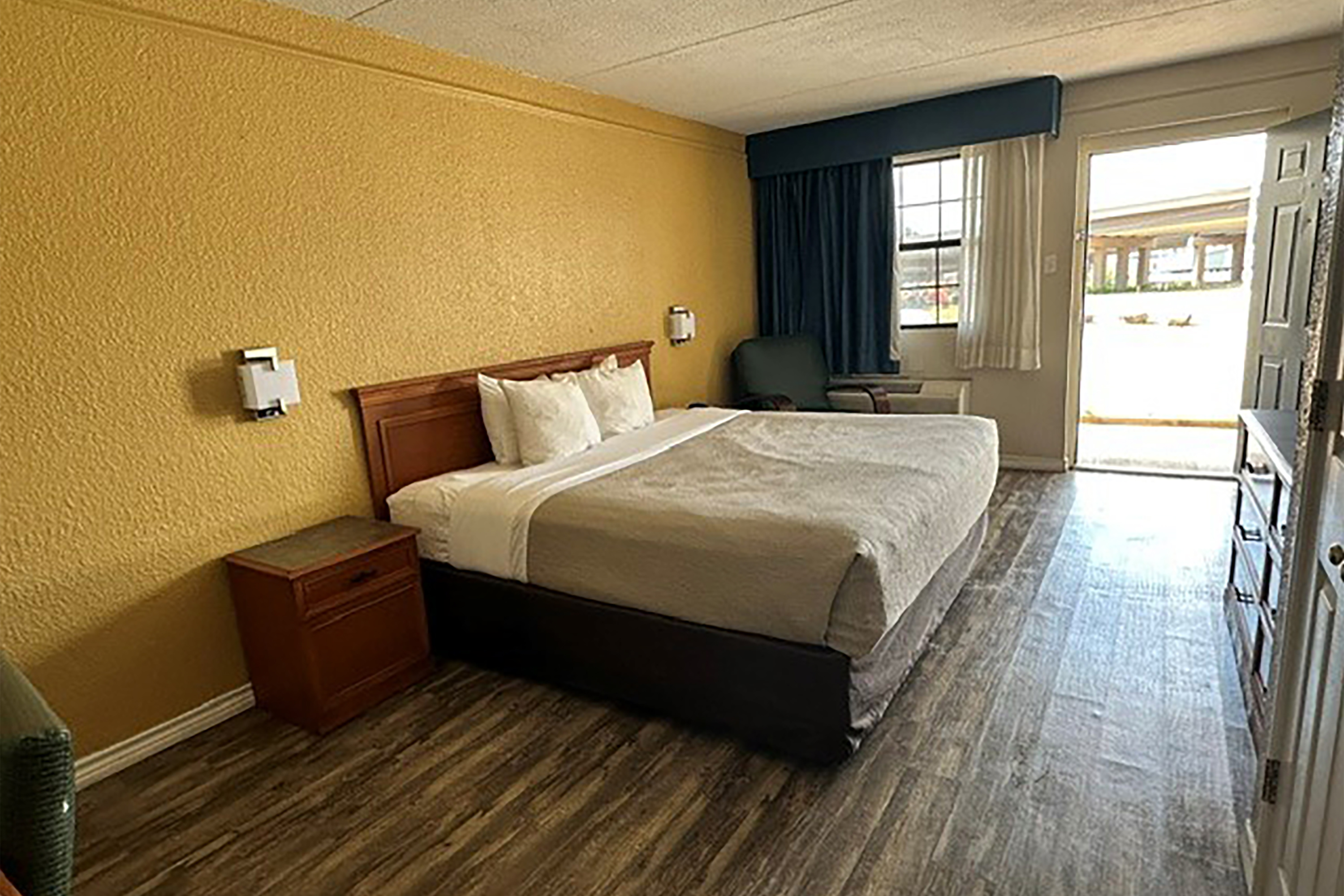 Guest room at the Super 8 by Wyndham Nacogdoches Near University in Nacogdoches, Texas