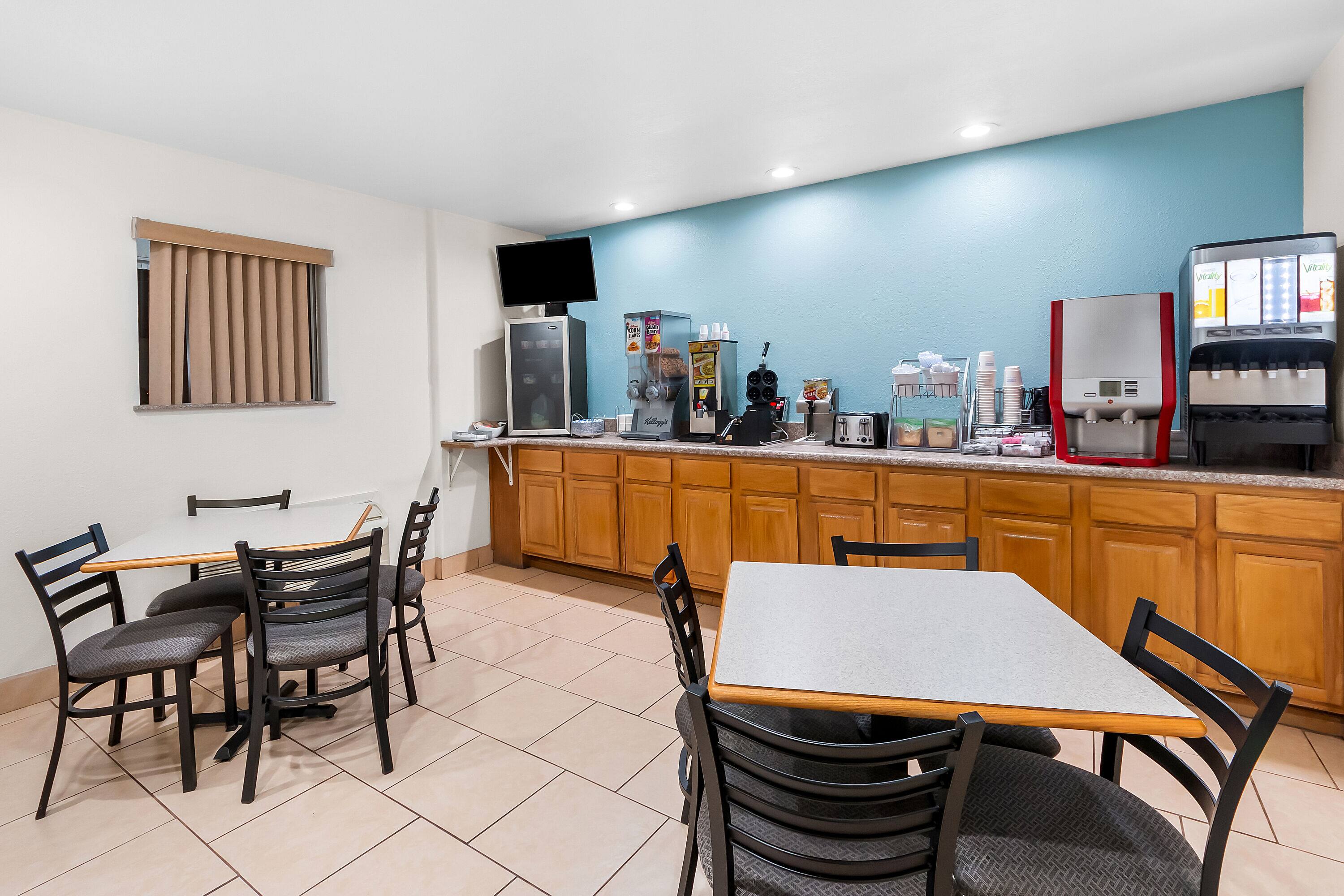 Super 8 by Wyndham Pleasanton | Pleasanton, TX Hotels