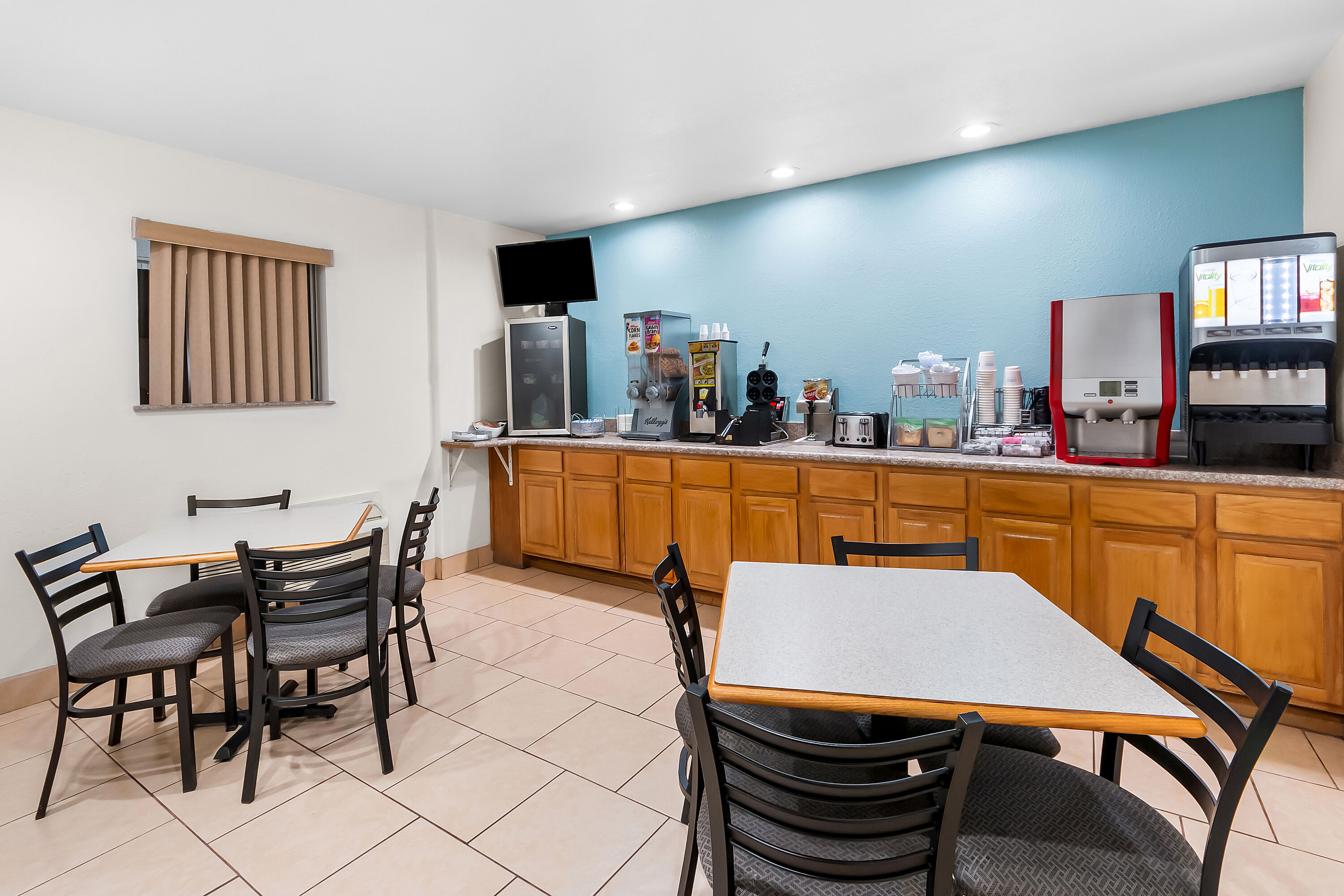 Super 8 by Wyndham Pleasanton restaurant breakfast area with seating in Pleasanton, Texas