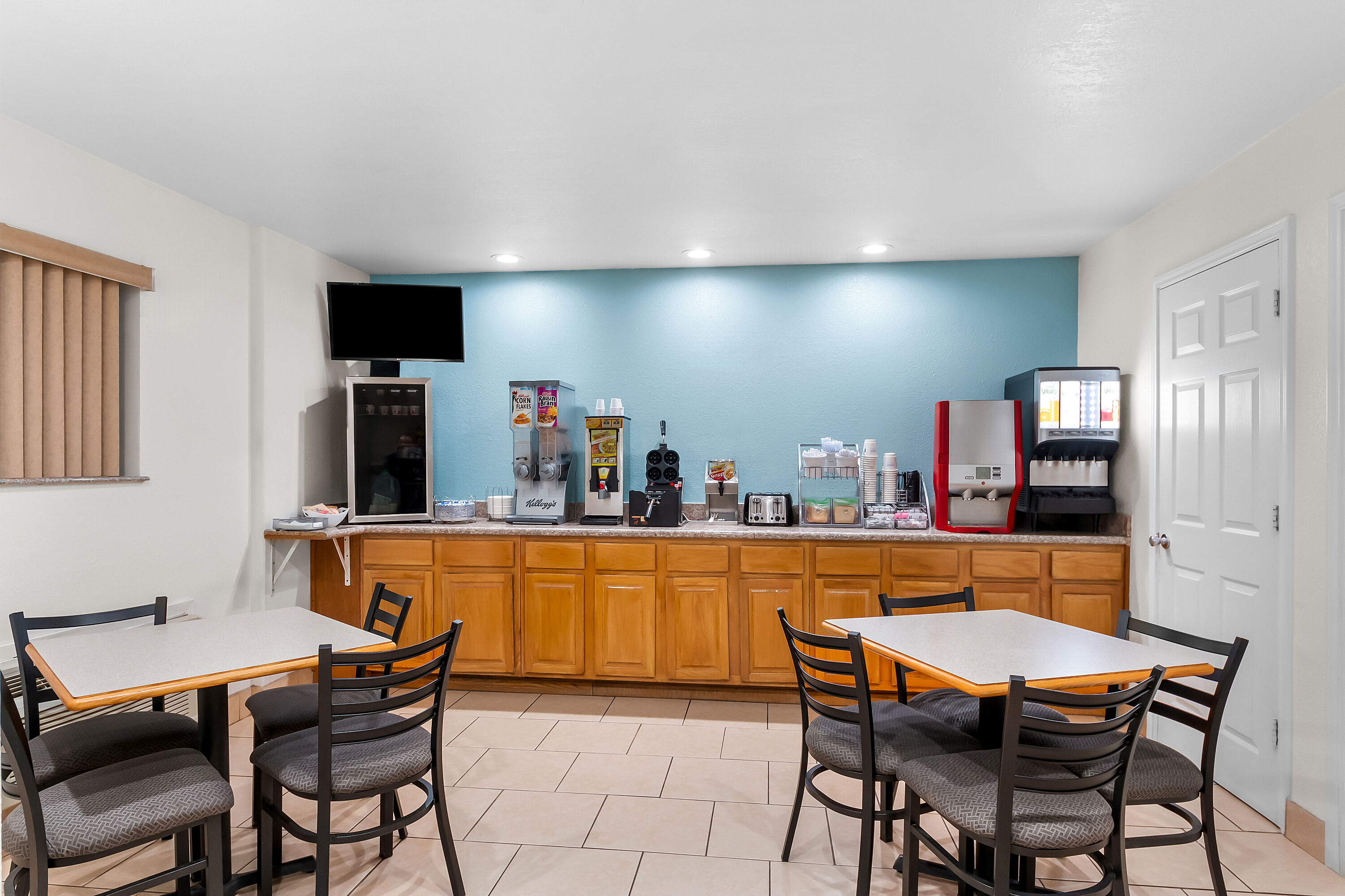 Super 8 by Wyndham Pleasanton restaurant breakfast area with seating in Pleasanton, Texas