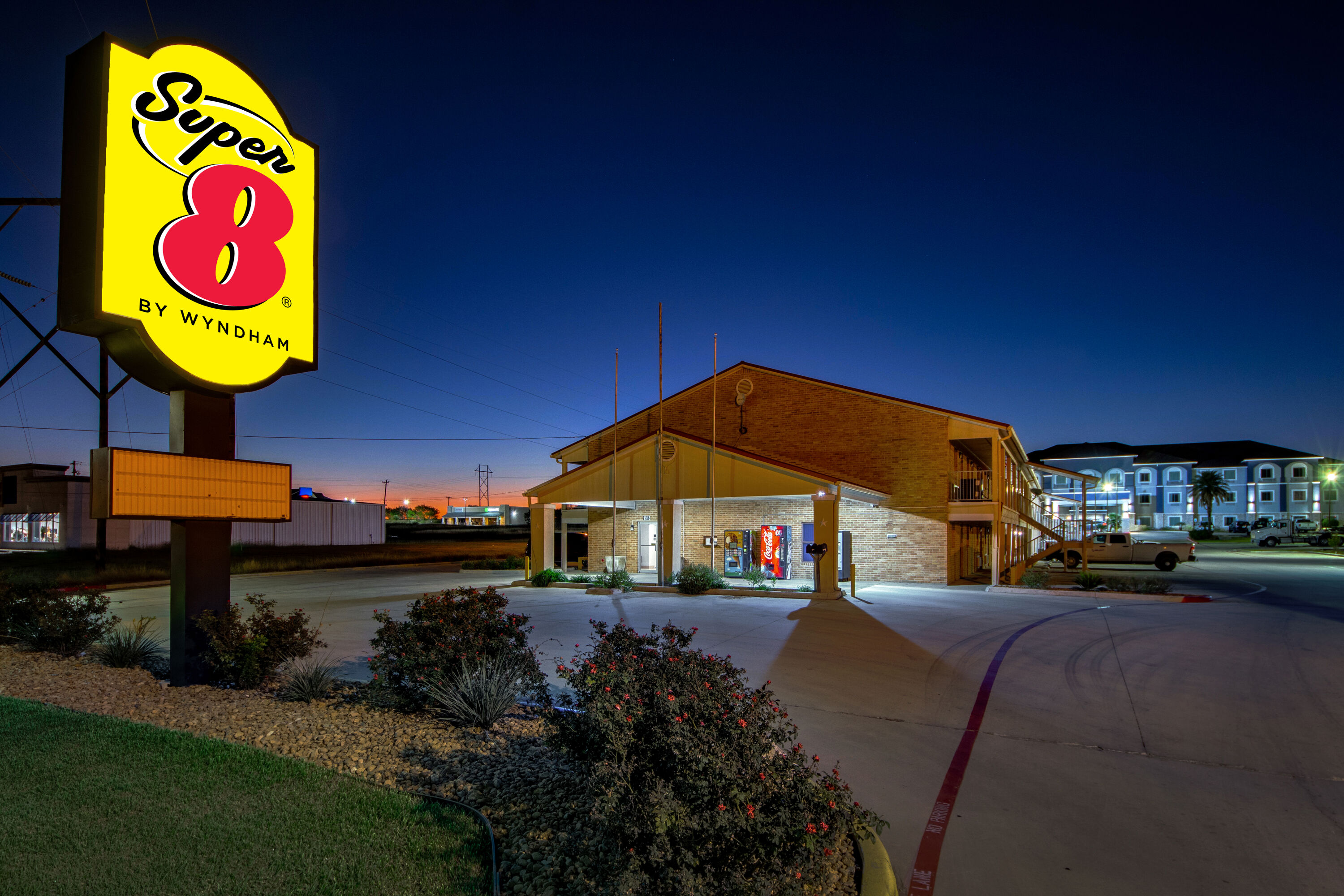 Exterior Night Image of Super 8 by Wyndham Pleasanton hotel in Pleasanton, Texas