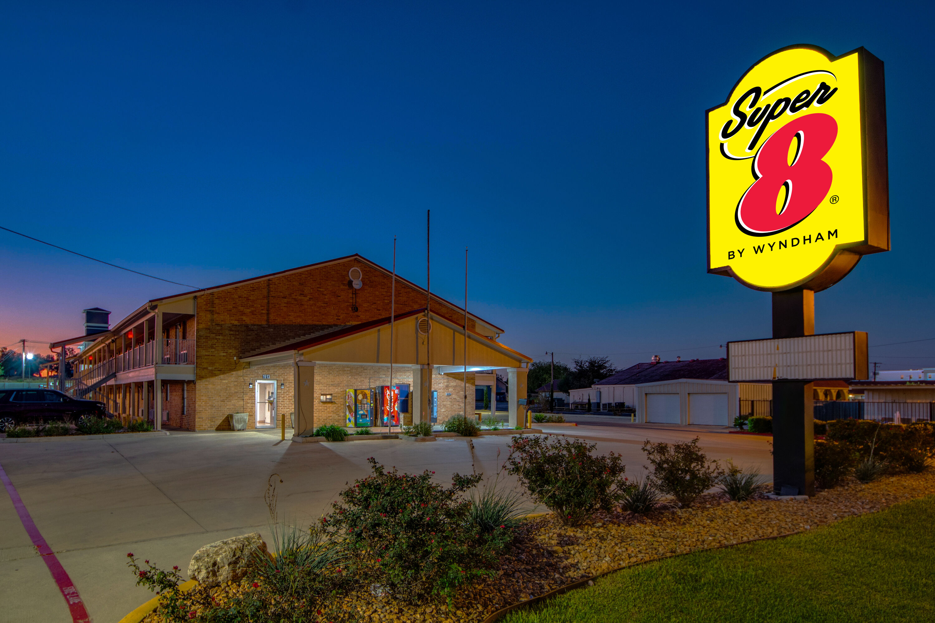 Exterior Night Image of Super 8 by Wyndham Pleasanton hotel in Pleasanton, Texas