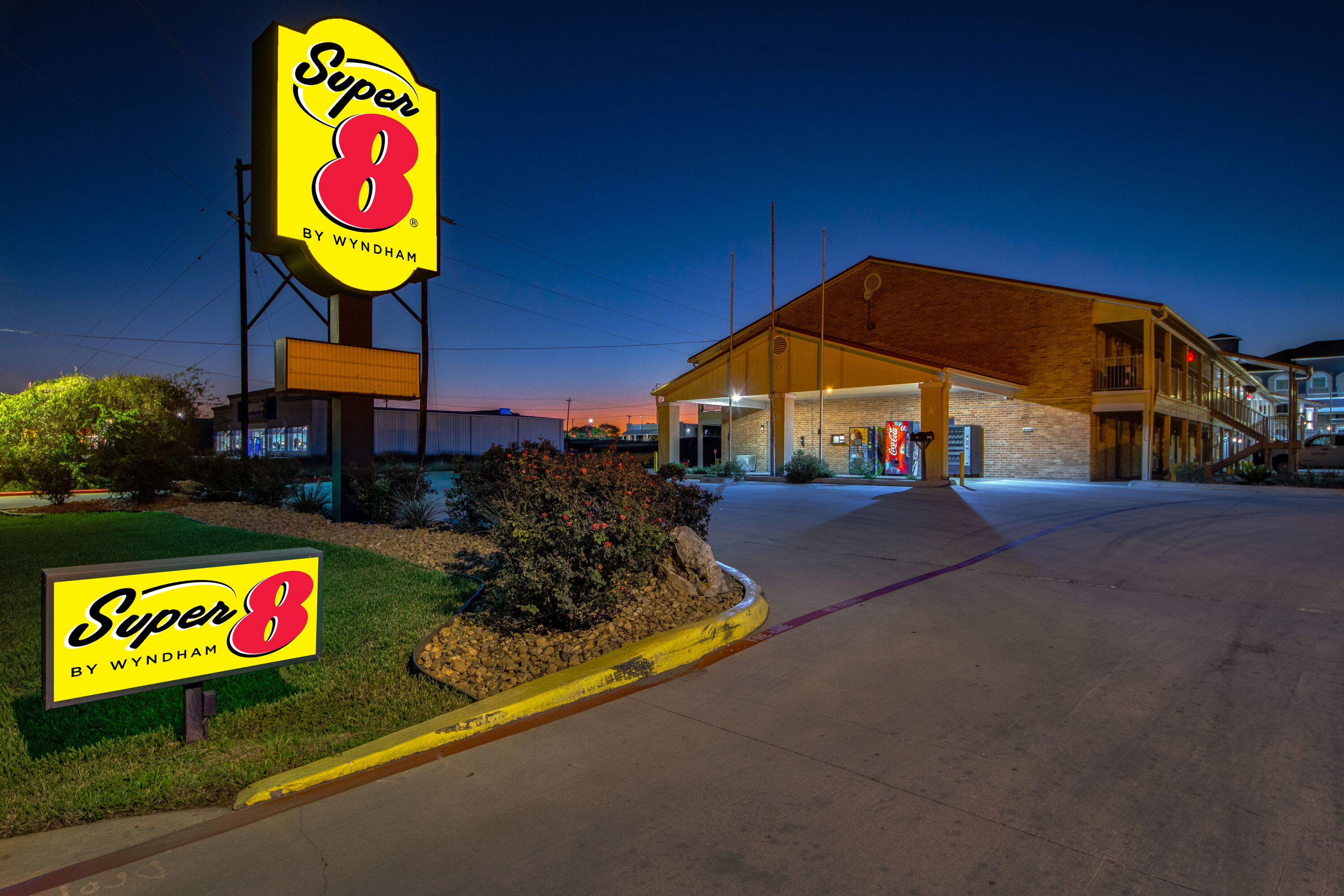 Exterior Night Image of Super 8 by Wyndham Pleasanton hotel in Pleasanton, Texas