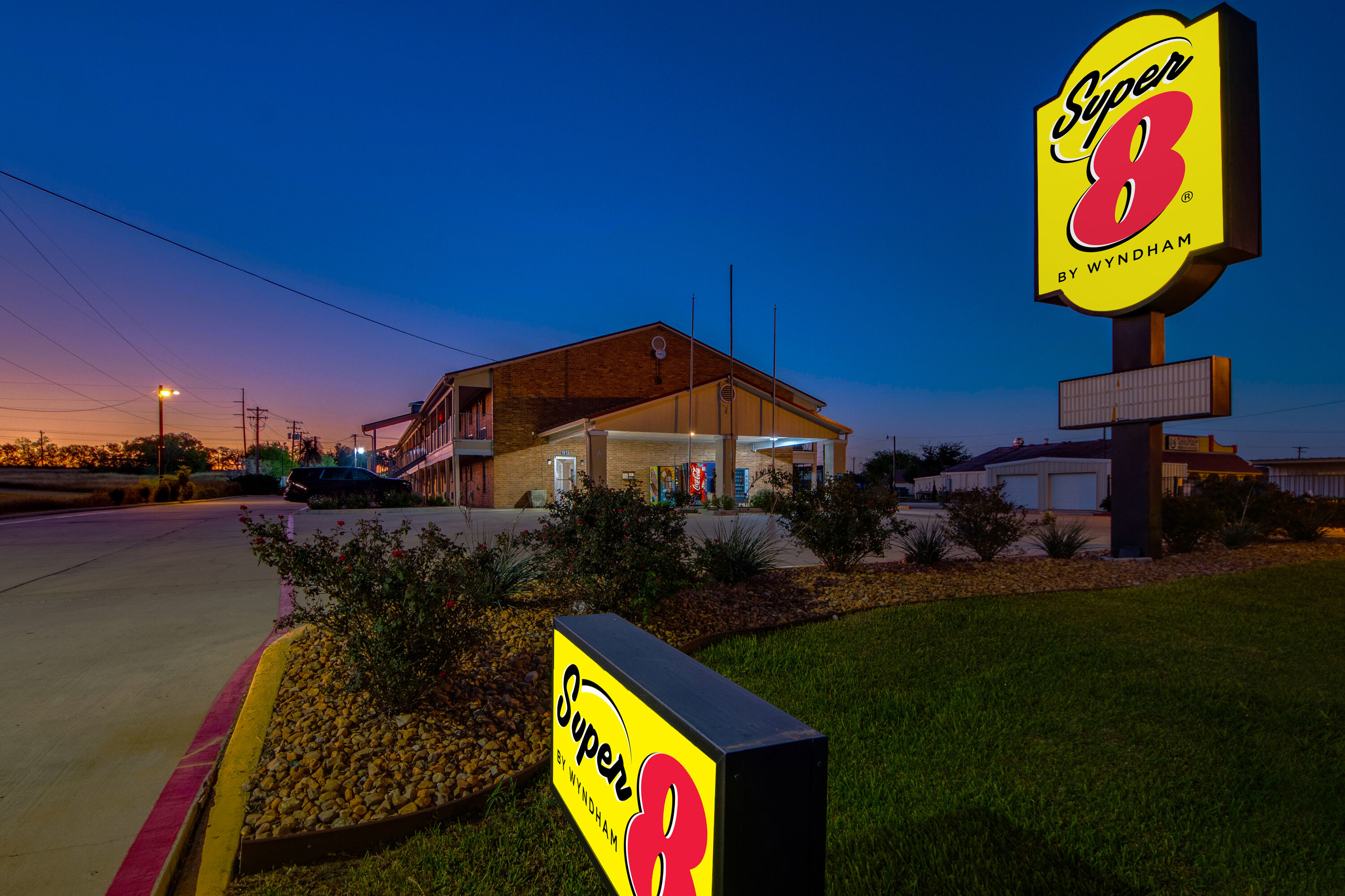 Exterior Night Image of Super 8 by Wyndham Pleasanton hotel in Pleasanton, Texas