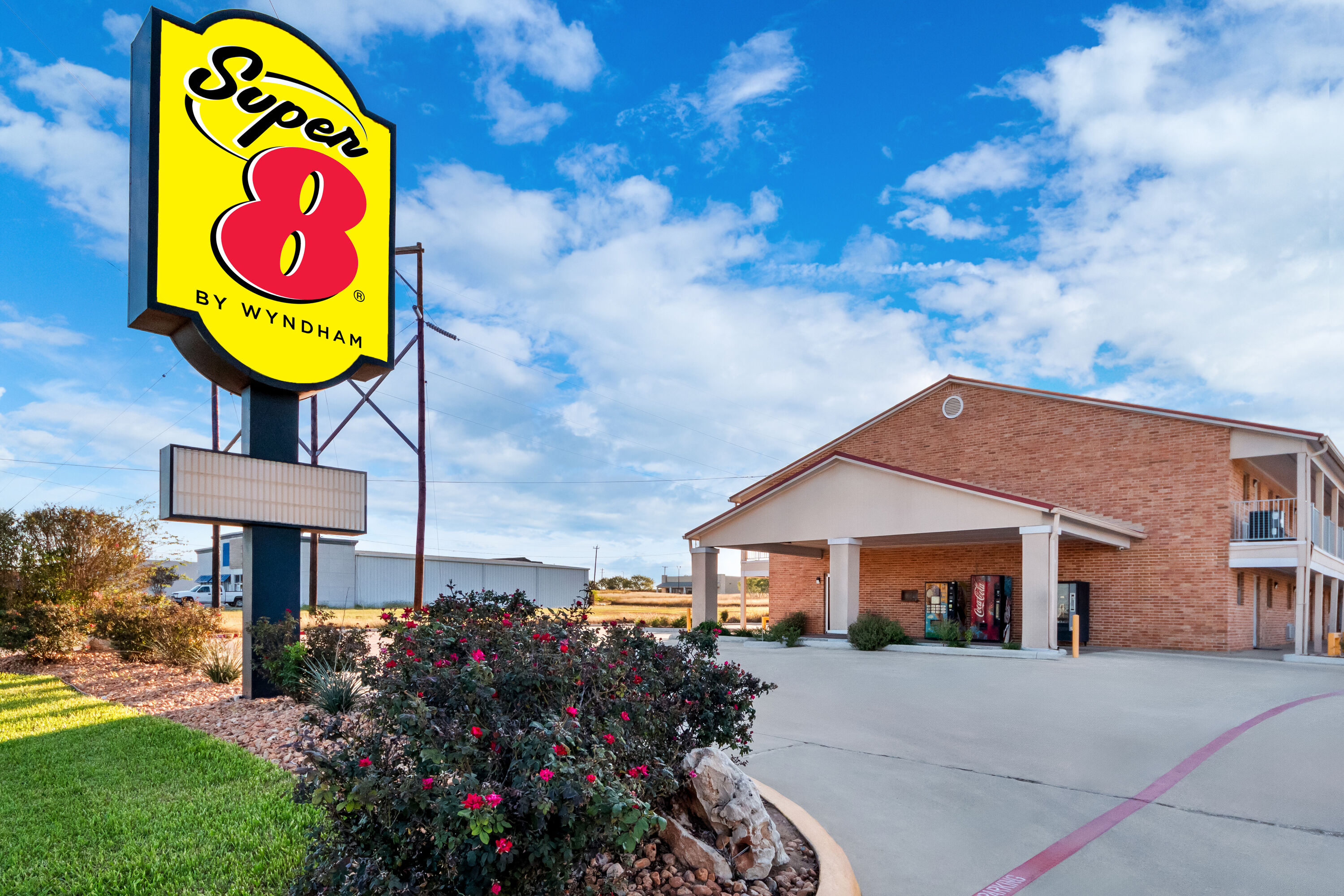 Exterior of Super 8 by Wyndham Pleasanton hotel in Pleasanton, Texas
