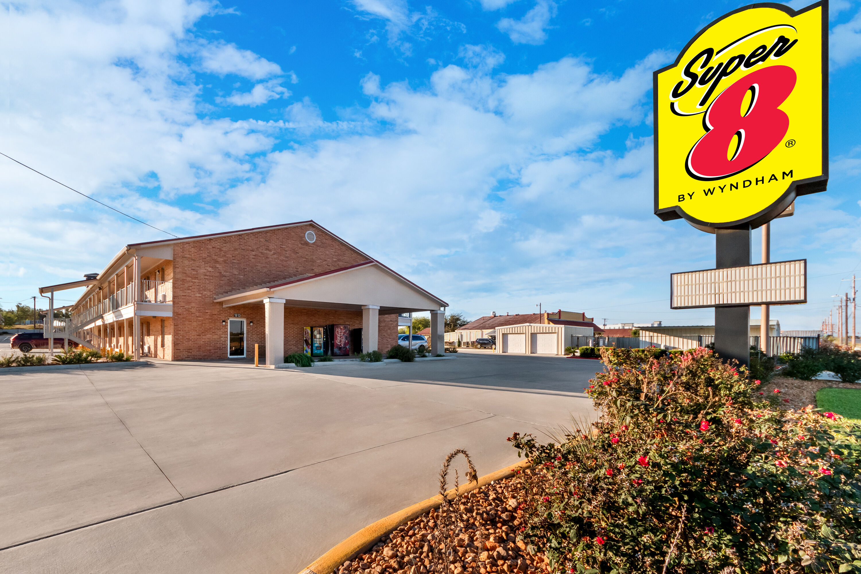 Exterior of Super 8 by Wyndham Pleasanton hotel in Pleasanton, Texas