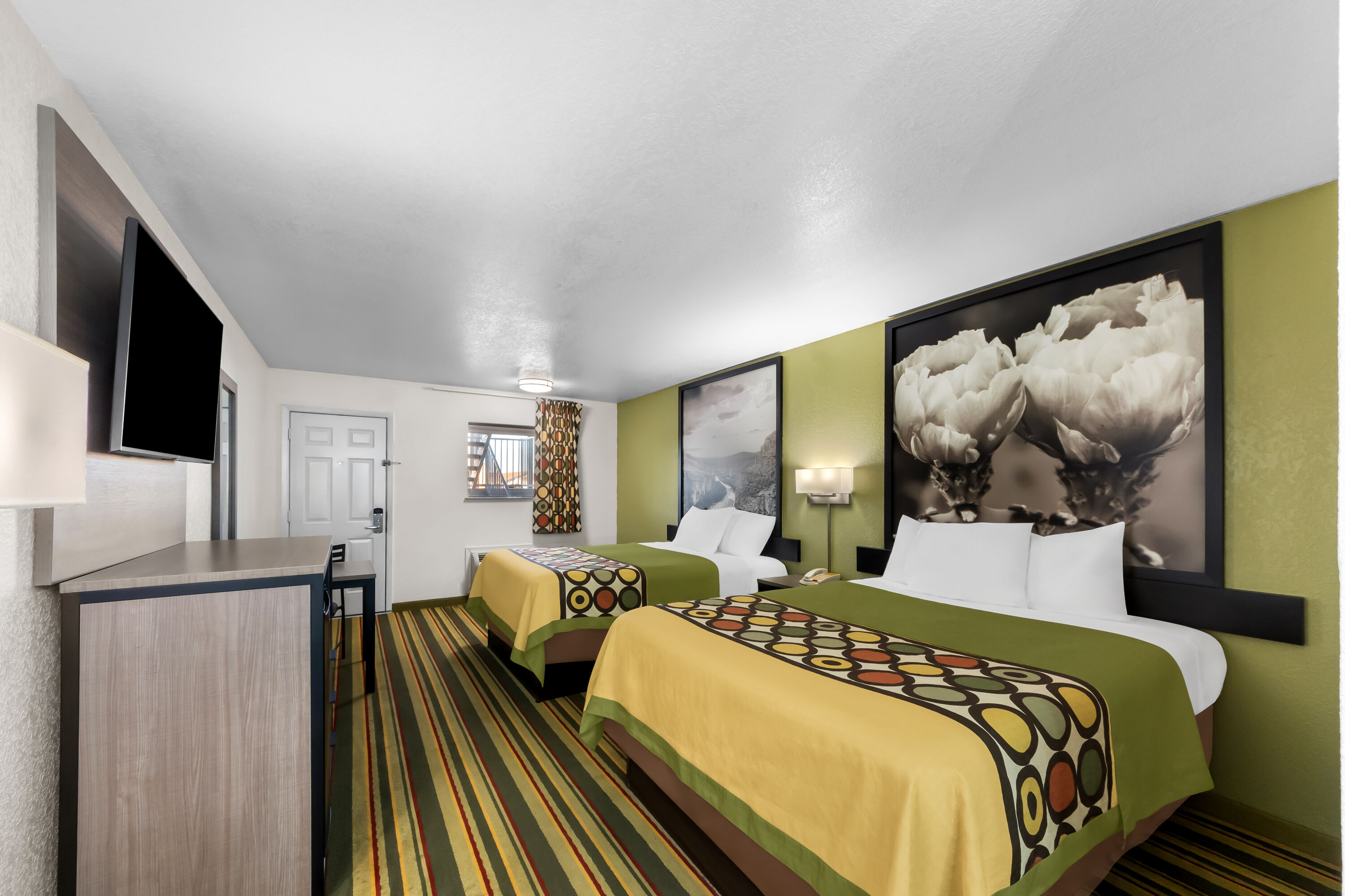 Double bed guest room at the Super 8 by Wyndham Pleasanton in Pleasanton, Texas