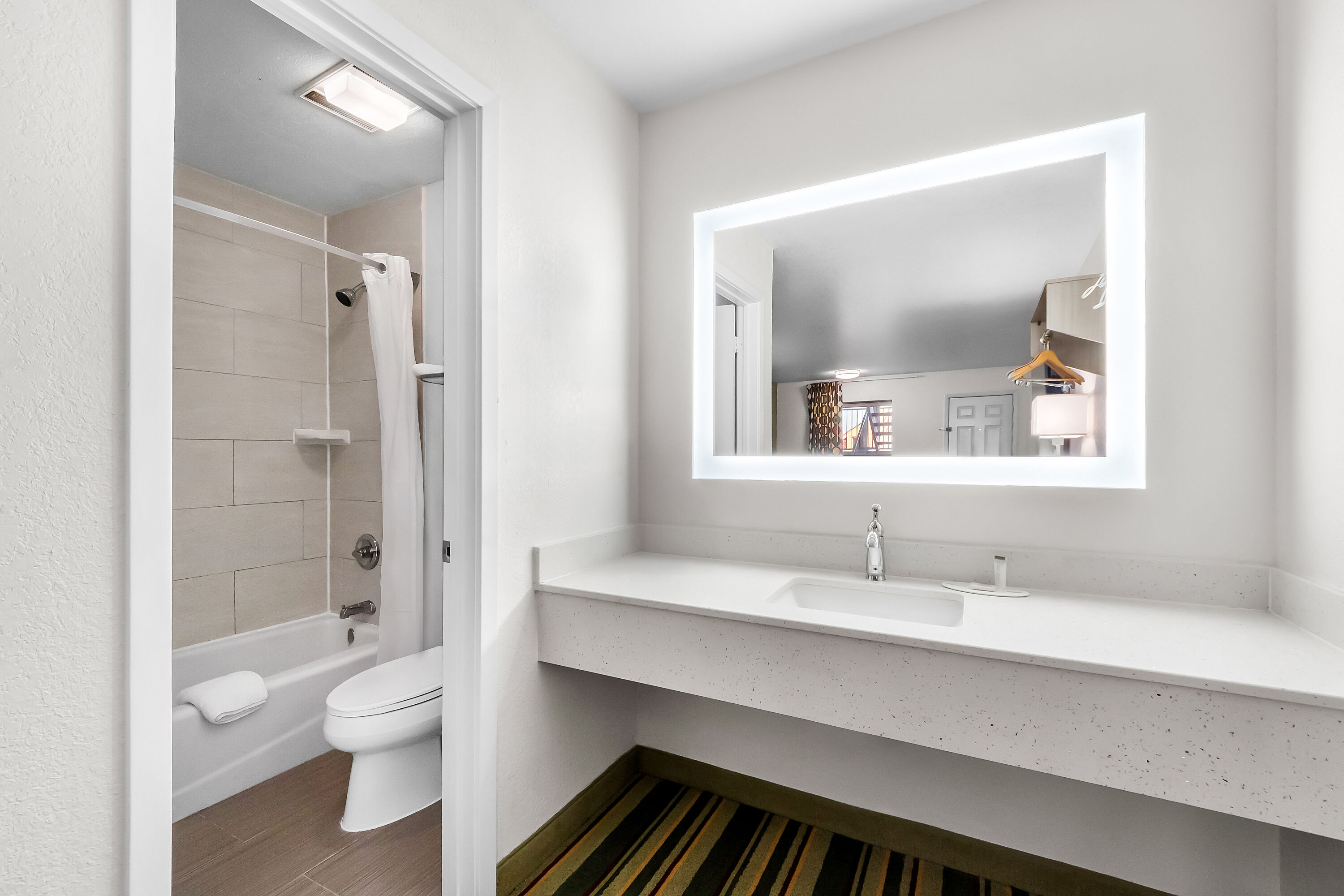 Double bed guest room at the Super 8 by Wyndham Pleasanton in Pleasanton, Texas