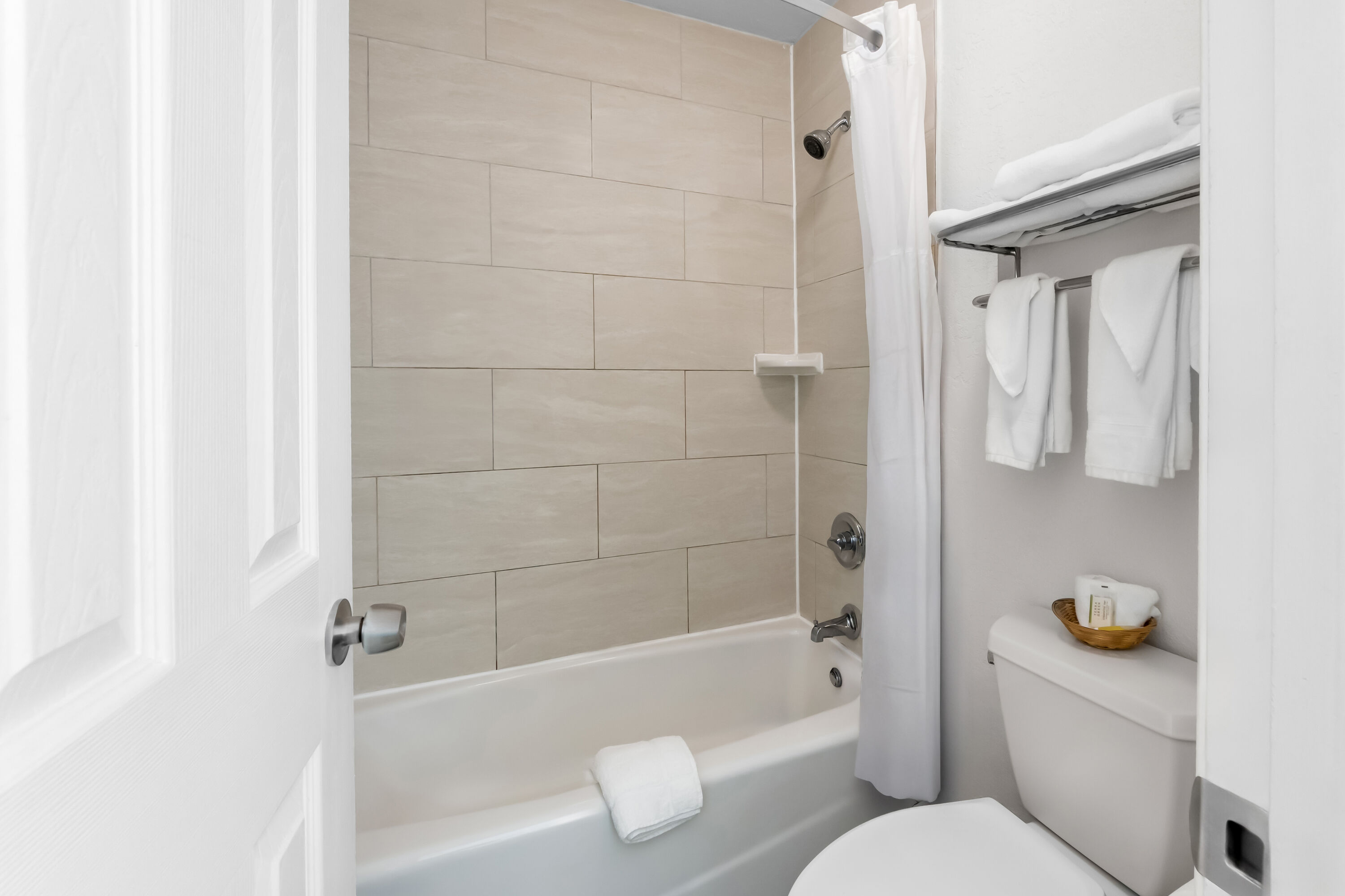 Double bed guest room at the Super 8 by Wyndham Pleasanton in Pleasanton, Texas