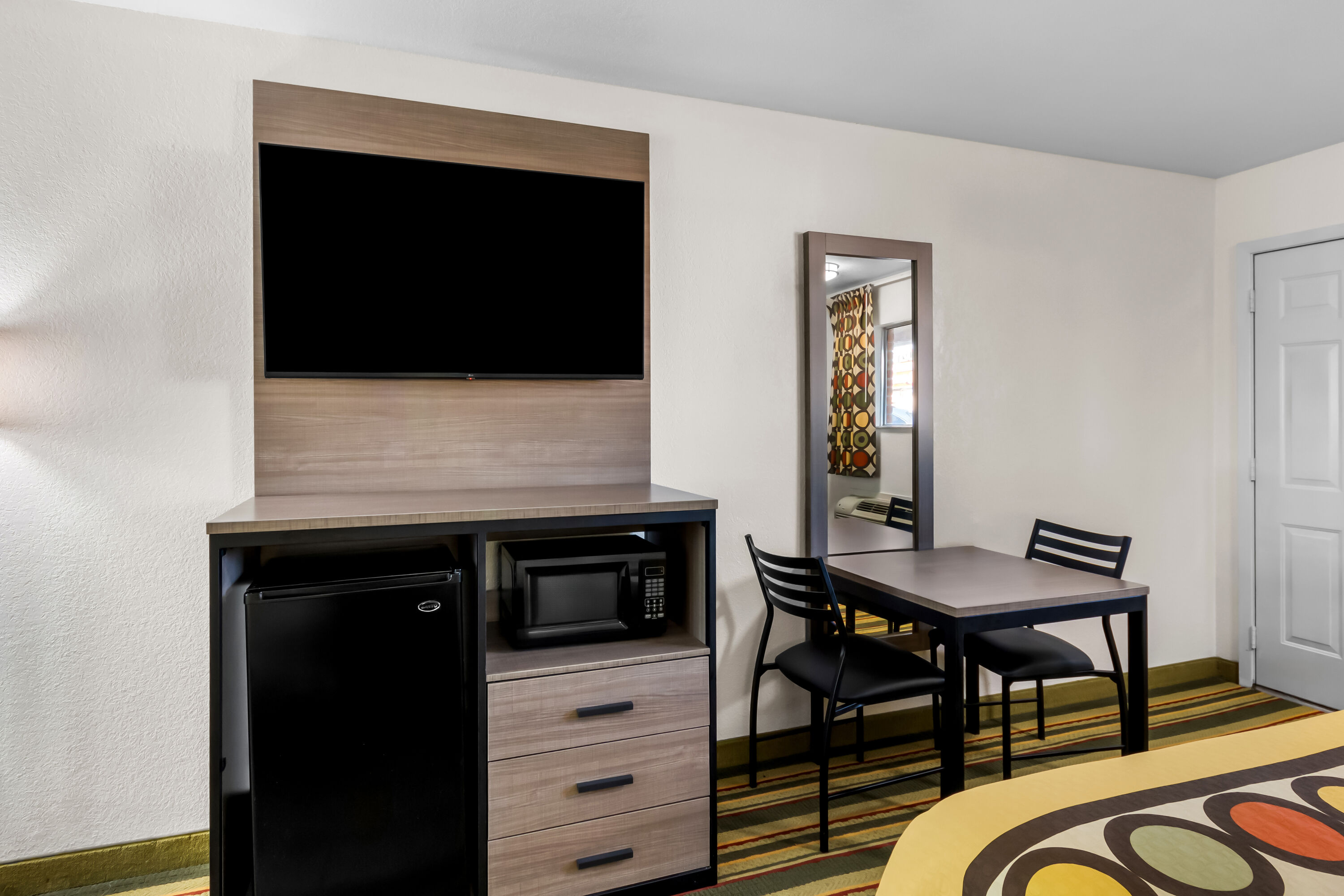 Double bed guest room at the Super 8 by Wyndham Pleasanton in Pleasanton, Texas