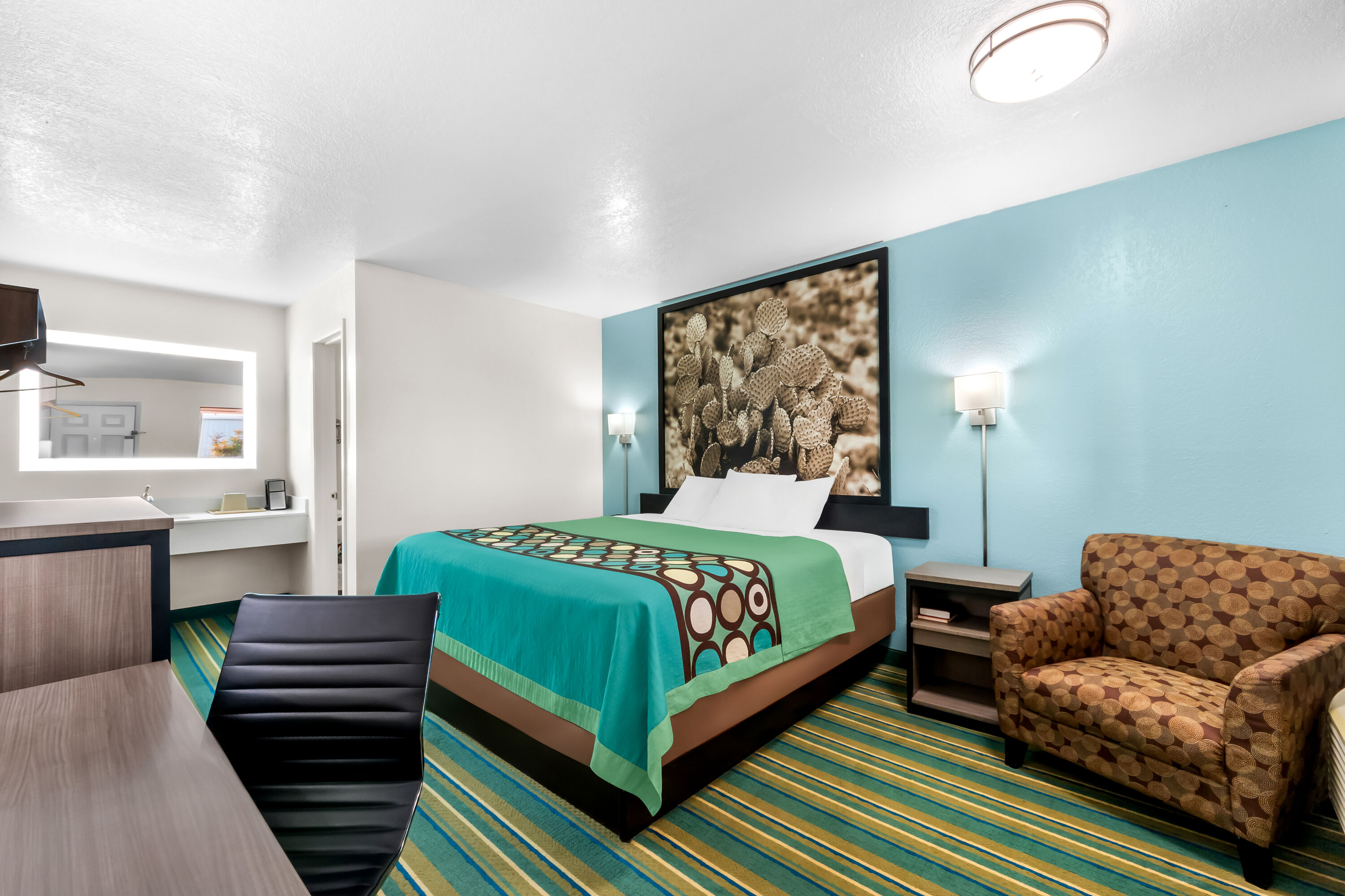 King bed guest room at the Super 8 by Wyndham Pleasanton in Pleasanton, Texas