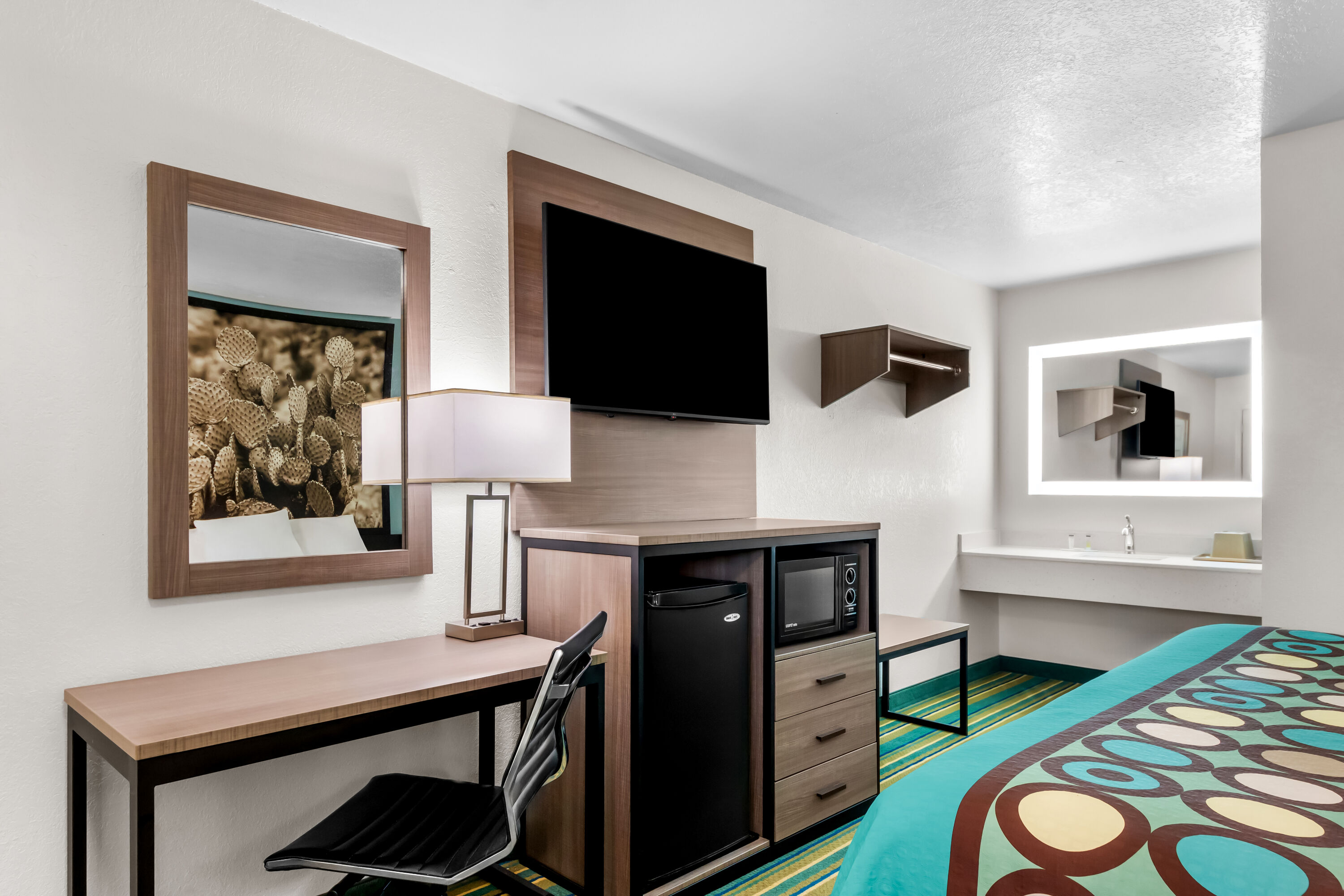 King bed guest room at the Super 8 by Wyndham Pleasanton in Pleasanton, Texas