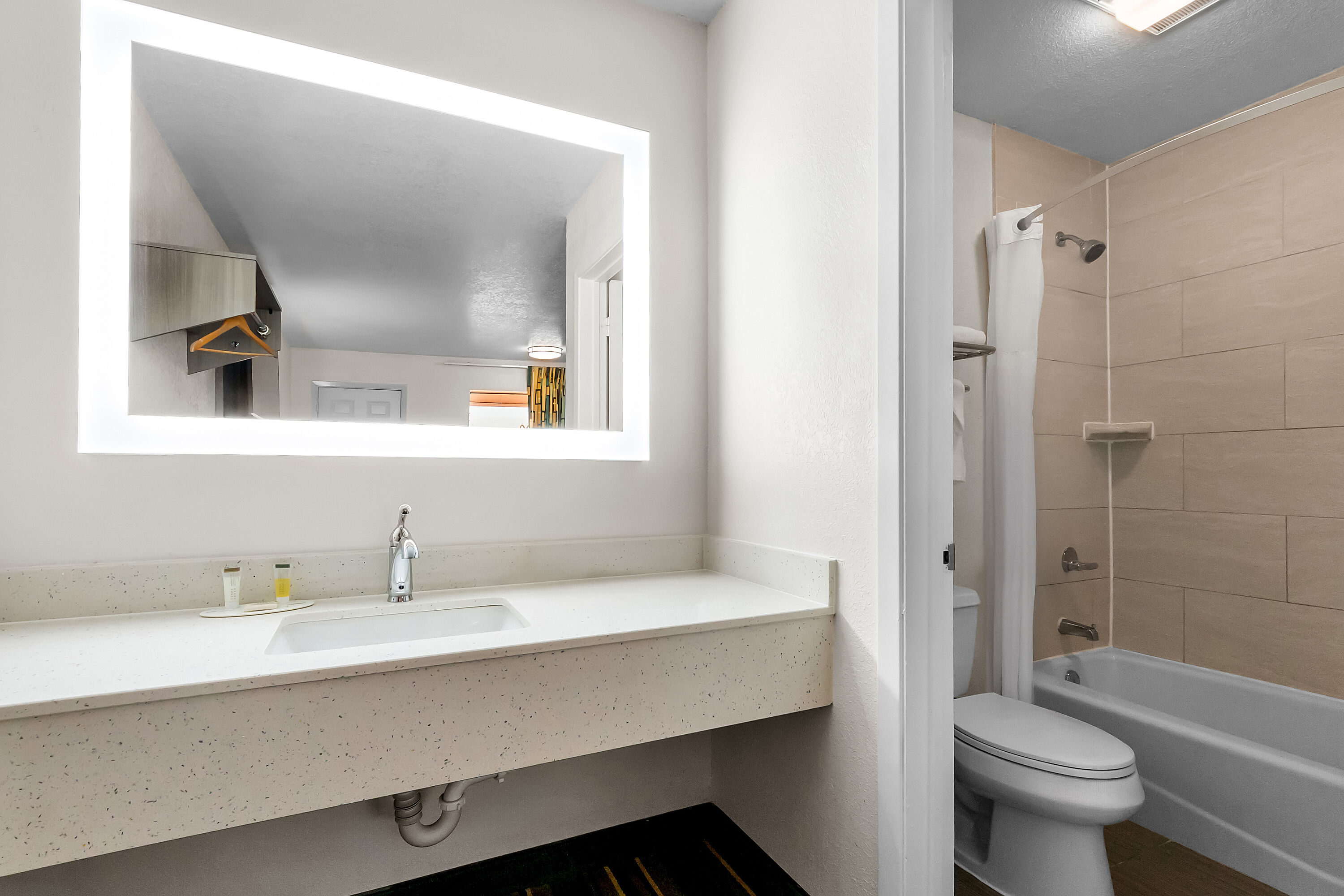 King bed guest room at the Super 8 by Wyndham Pleasanton in Pleasanton, Texas