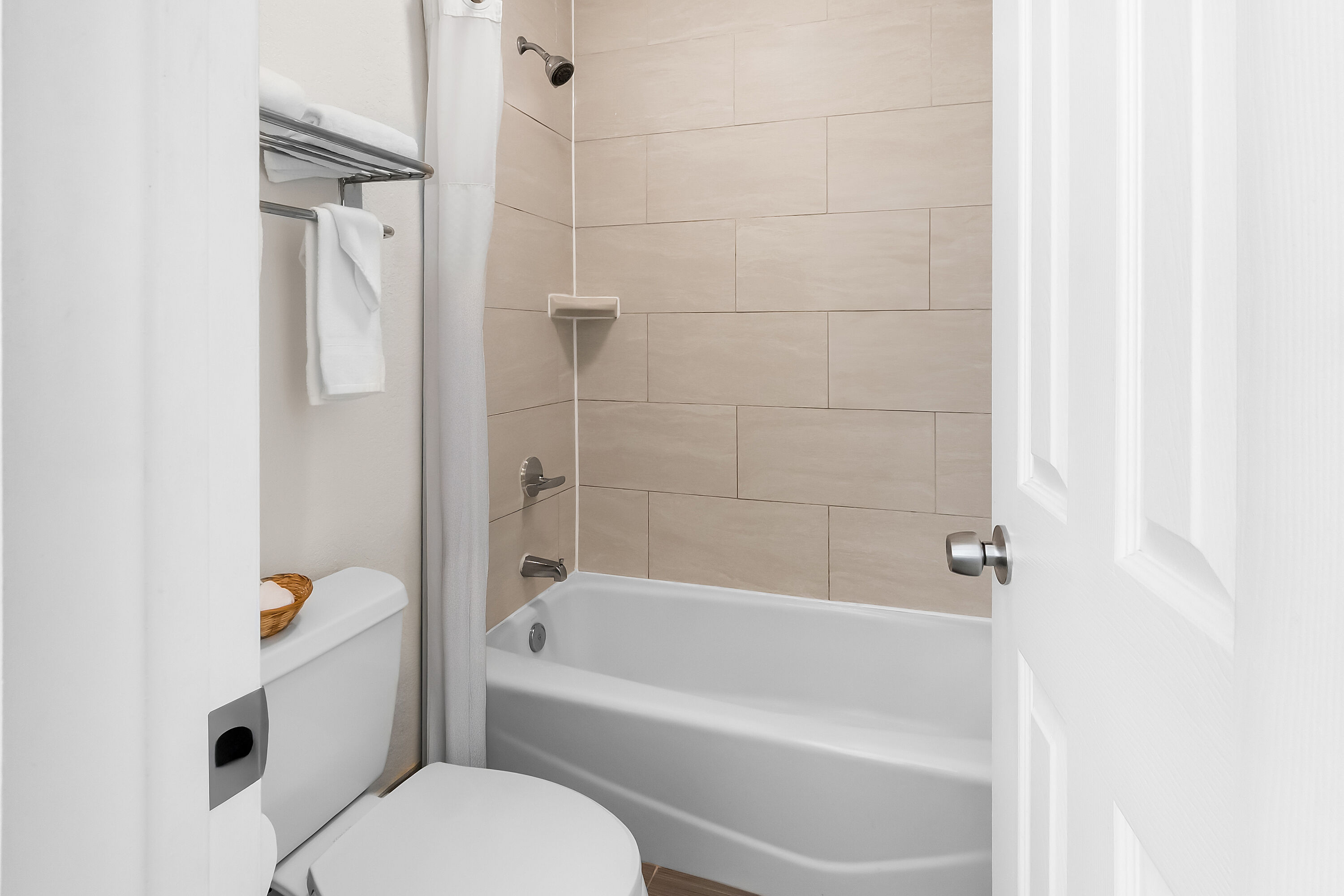 King bed guest room at the Super 8 by Wyndham Pleasanton in Pleasanton, Texas