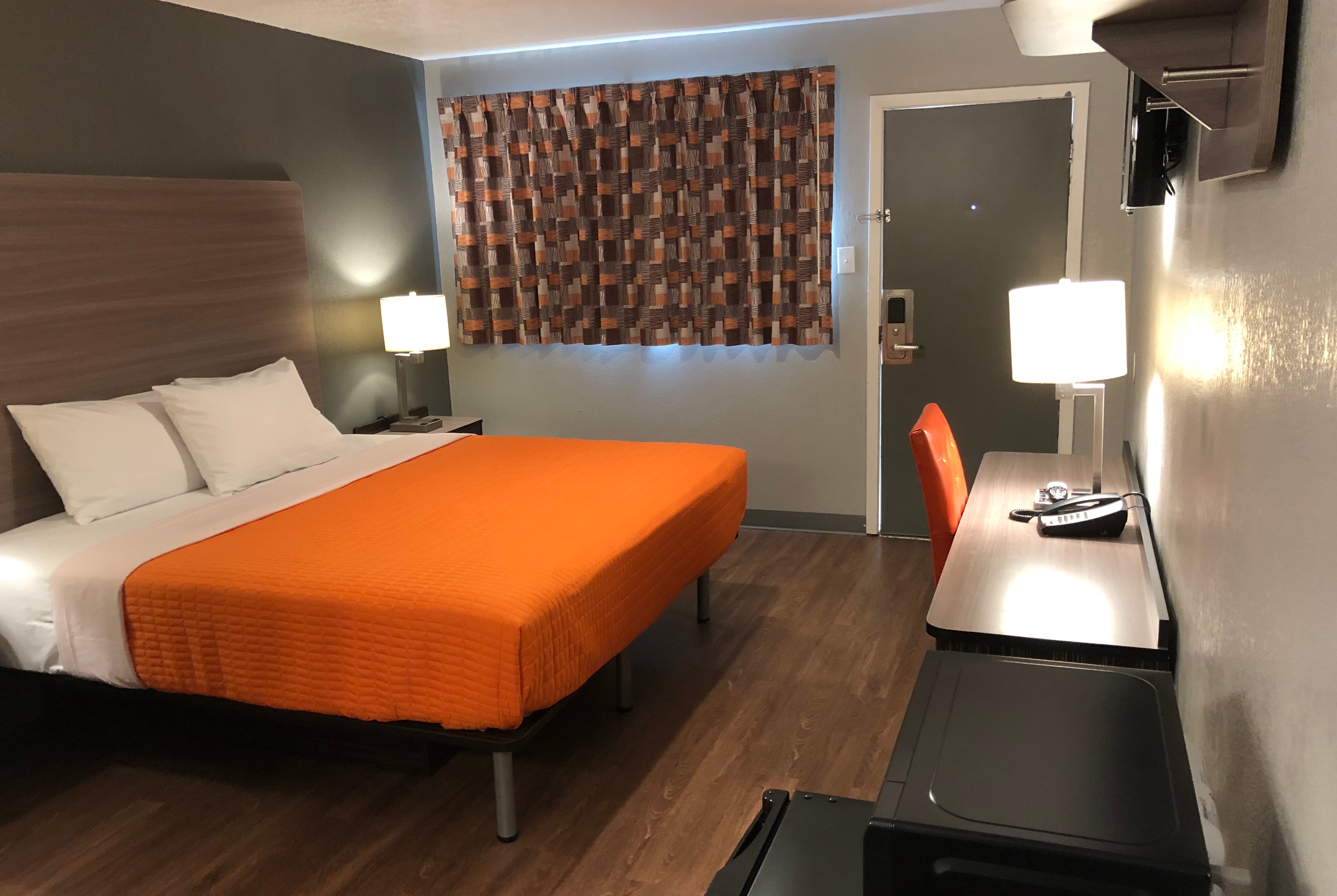 Guest room at the Super 8 by Wyndham Sonora in Sonora, Texas
