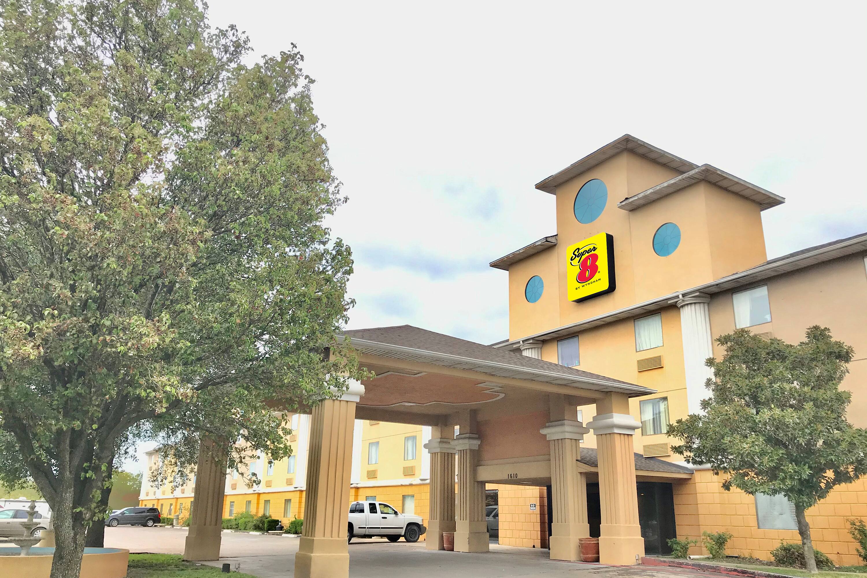 Super 8 by Wyndham Temple I-35 | Temple, TX Hotels