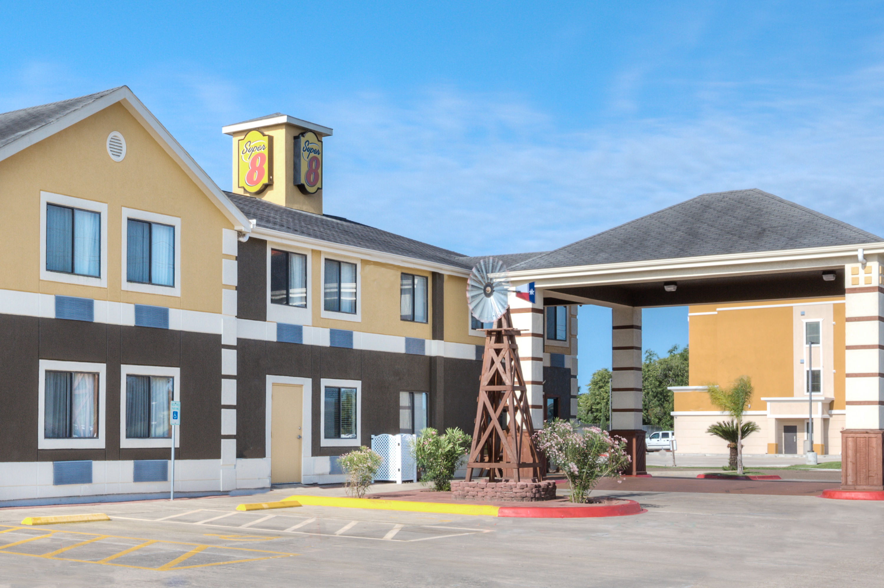 Exterior Day Image of Super 8 by Wyndham Victoria/North/Mall Area hotel in Victoria, Texas