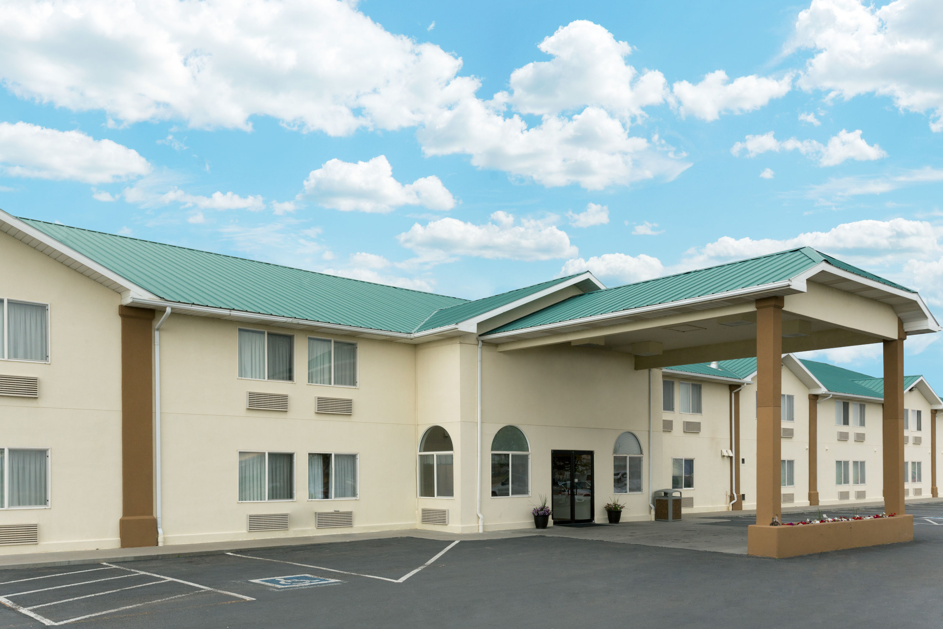 Super 8 by Wyndham Green River Green River, UT Hotels