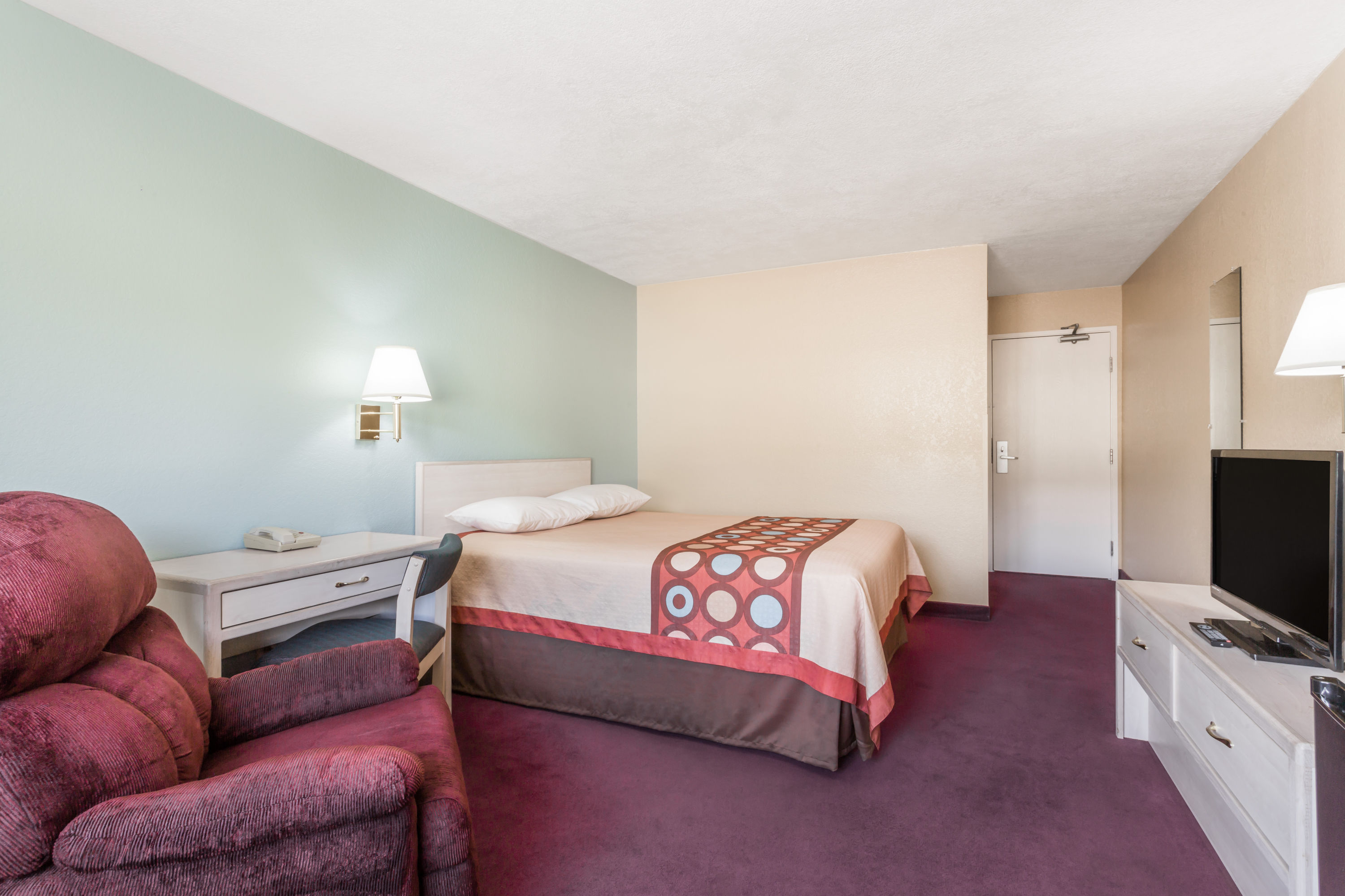 Guest room at the Super 8 by Wyndham Nephi in Nephi, Utah