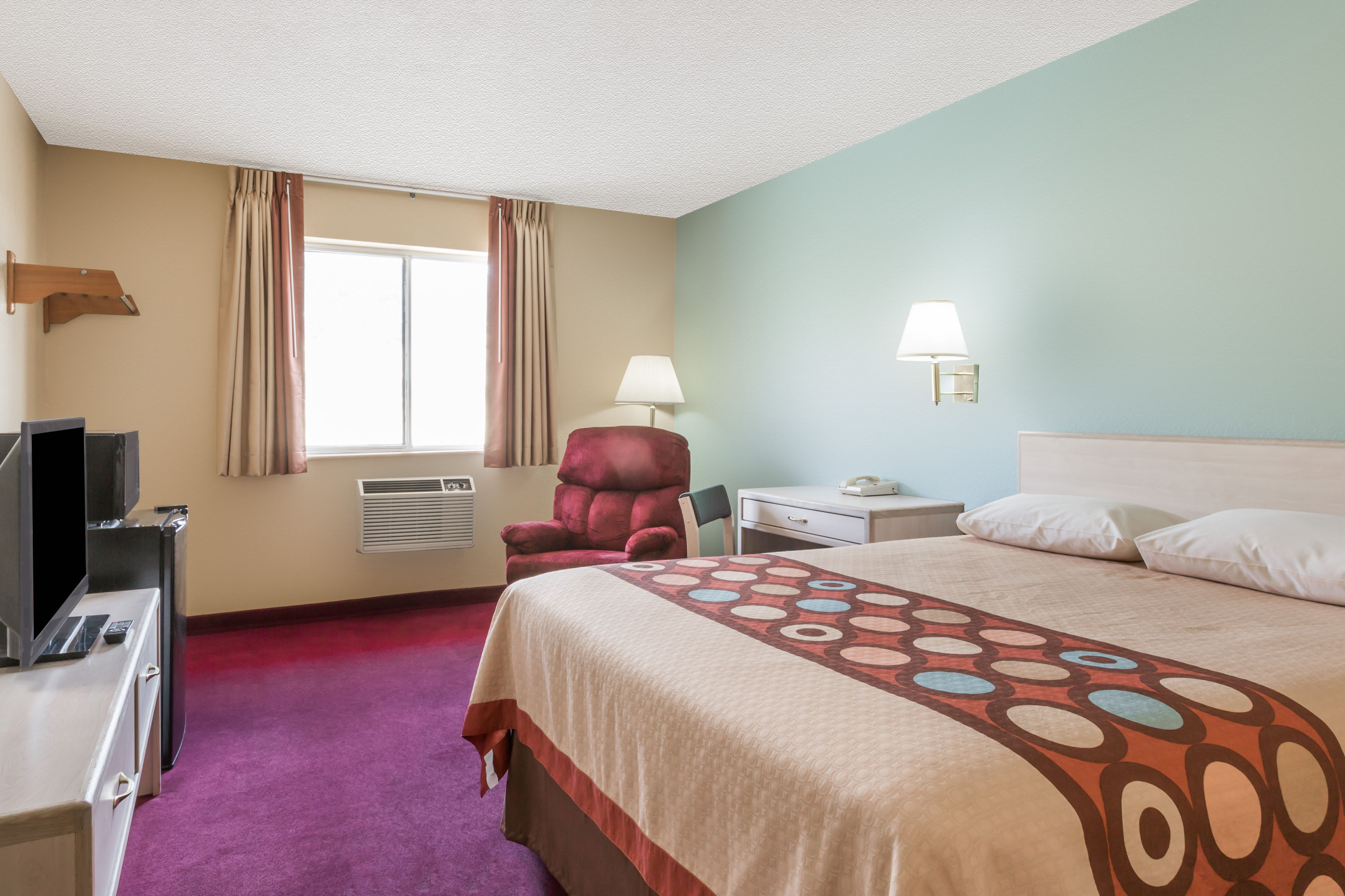 Guest room at the Super 8 by Wyndham Nephi in Nephi, Utah