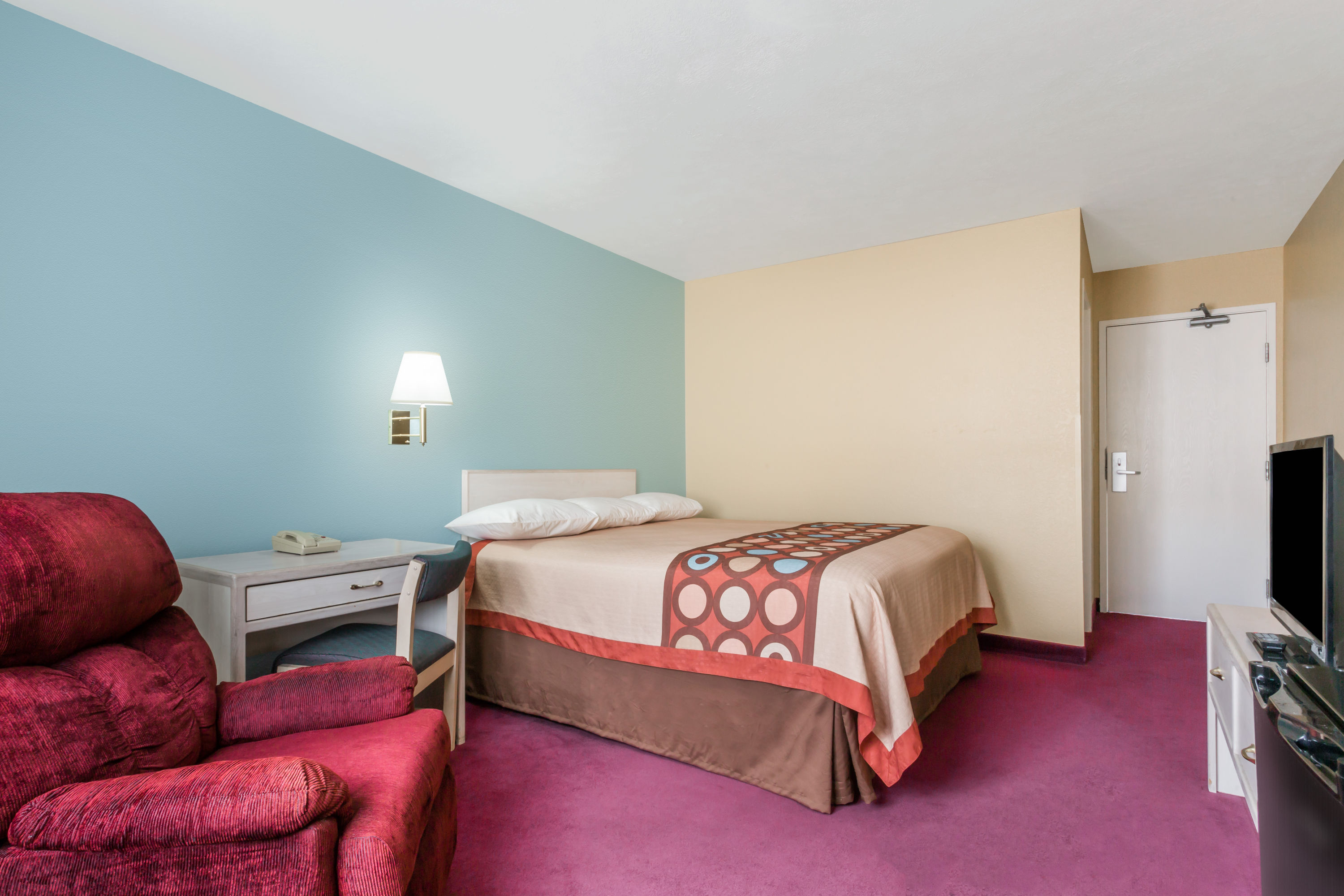 Guest room at the Super 8 by Wyndham Nephi in Nephi, Utah