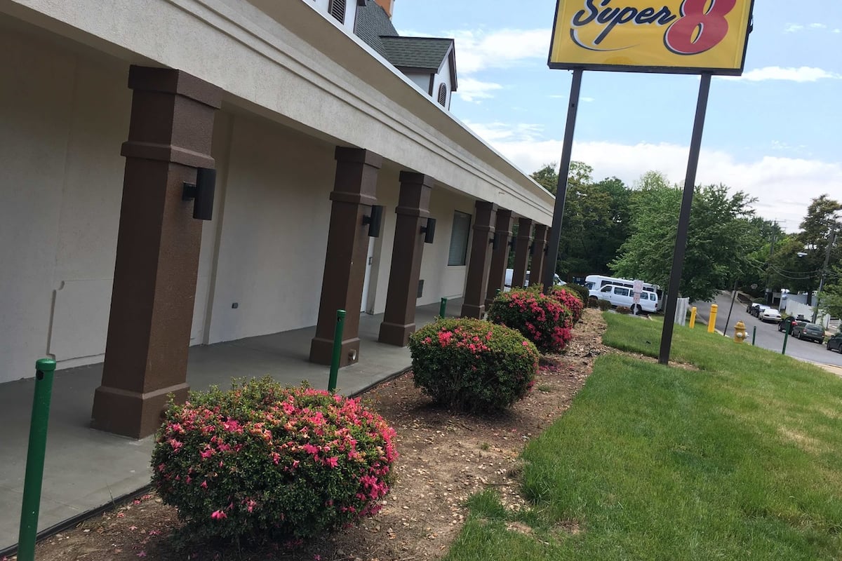Super 8 Alexandria Washington D C Area Hotels Va 22312 Exterior Of Super 8 Alexandria Washington D C Area Hotel In Virginia