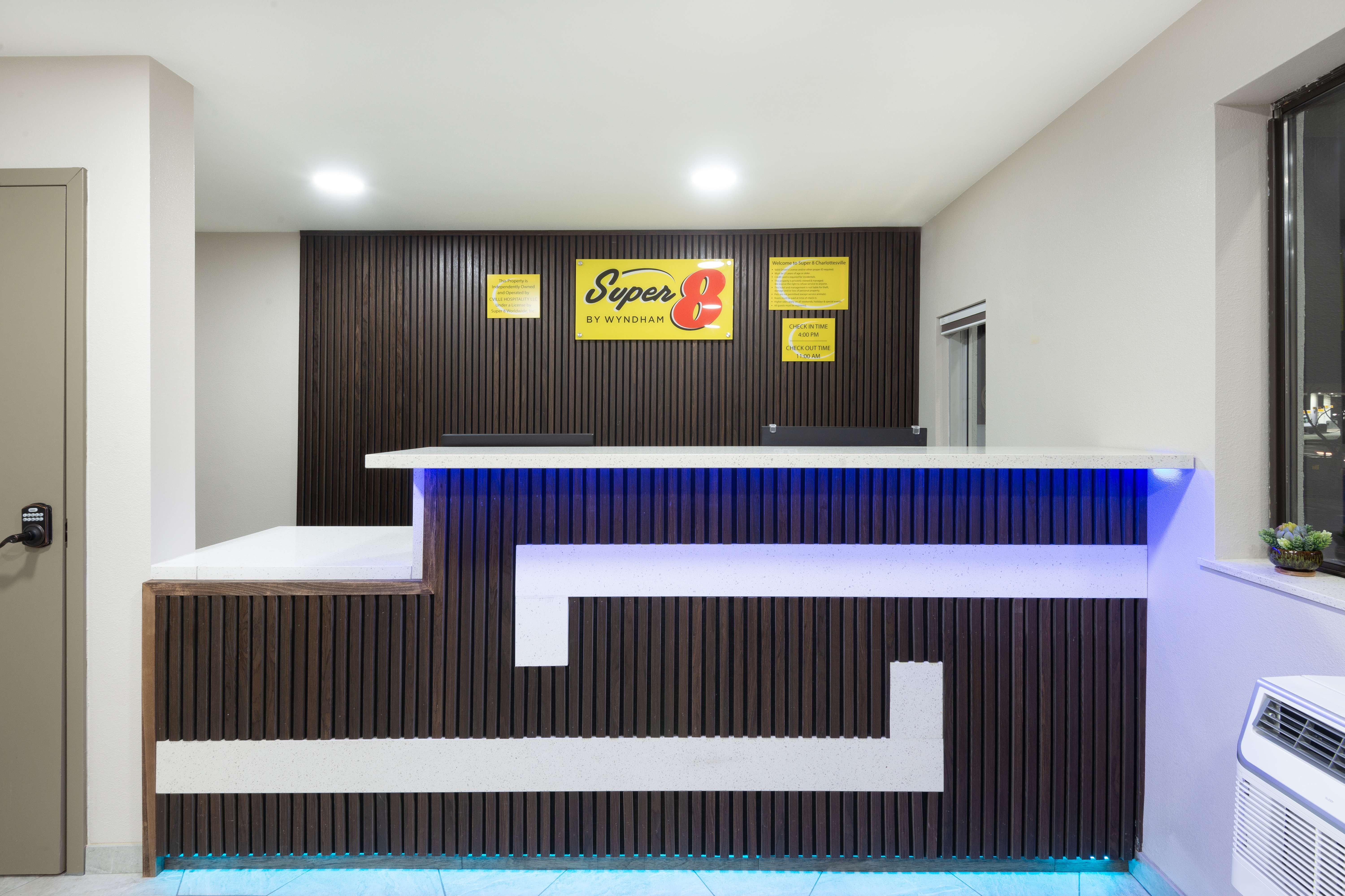 Super 8 by Wyndham Charlottesville reception in Charlottesville, Virginia