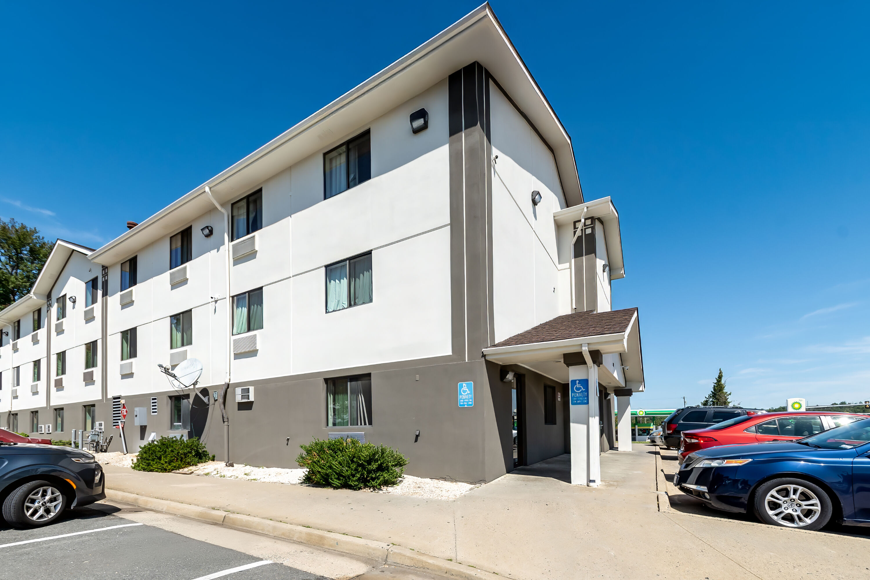 Exterior Day Image of Super 8 by Wyndham Dumfries/Quantico hotel in Dumfries, Virginia