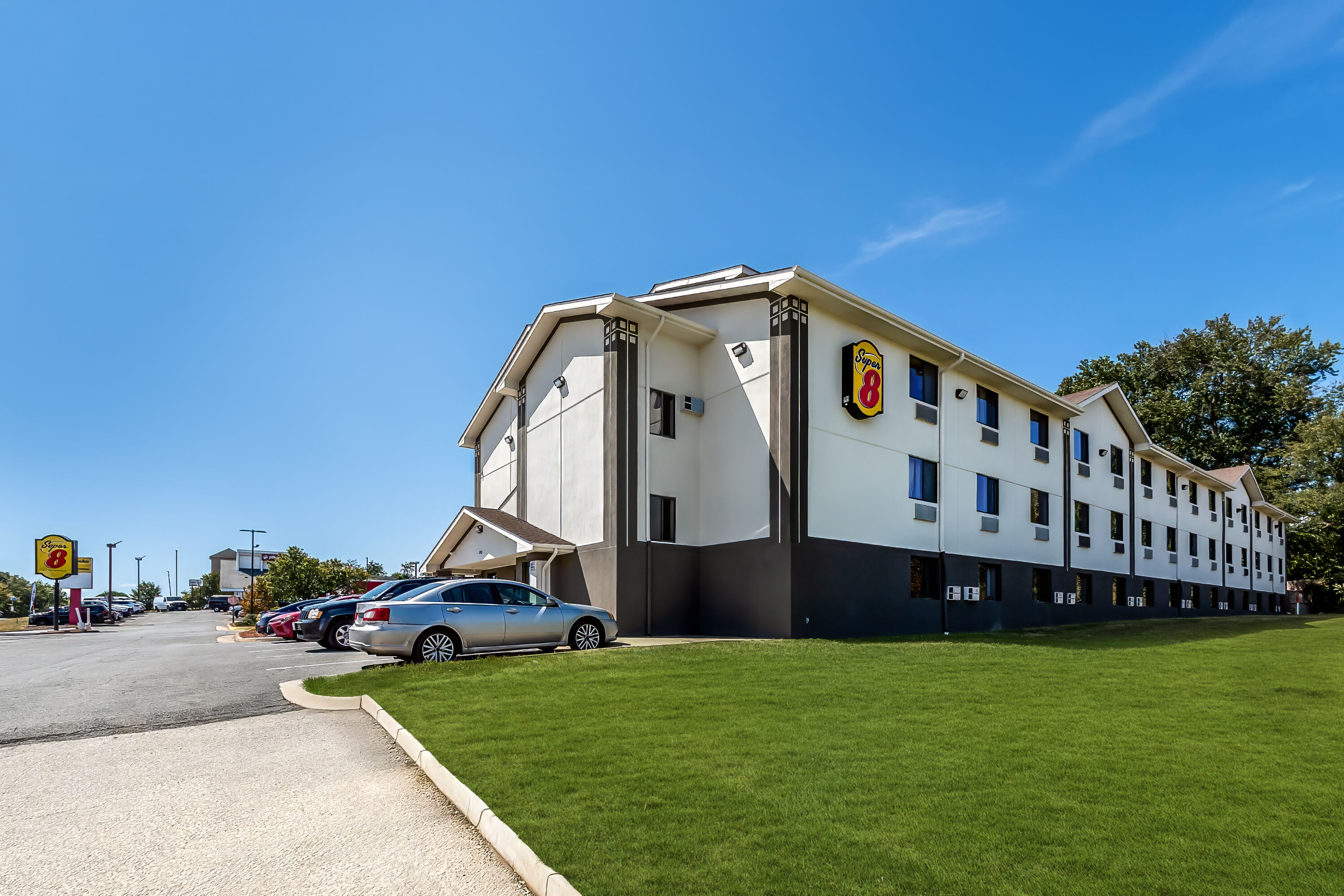 Exterior Day Image of Super 8 by Wyndham Dumfries/Quantico hotel in Dumfries, Virginia