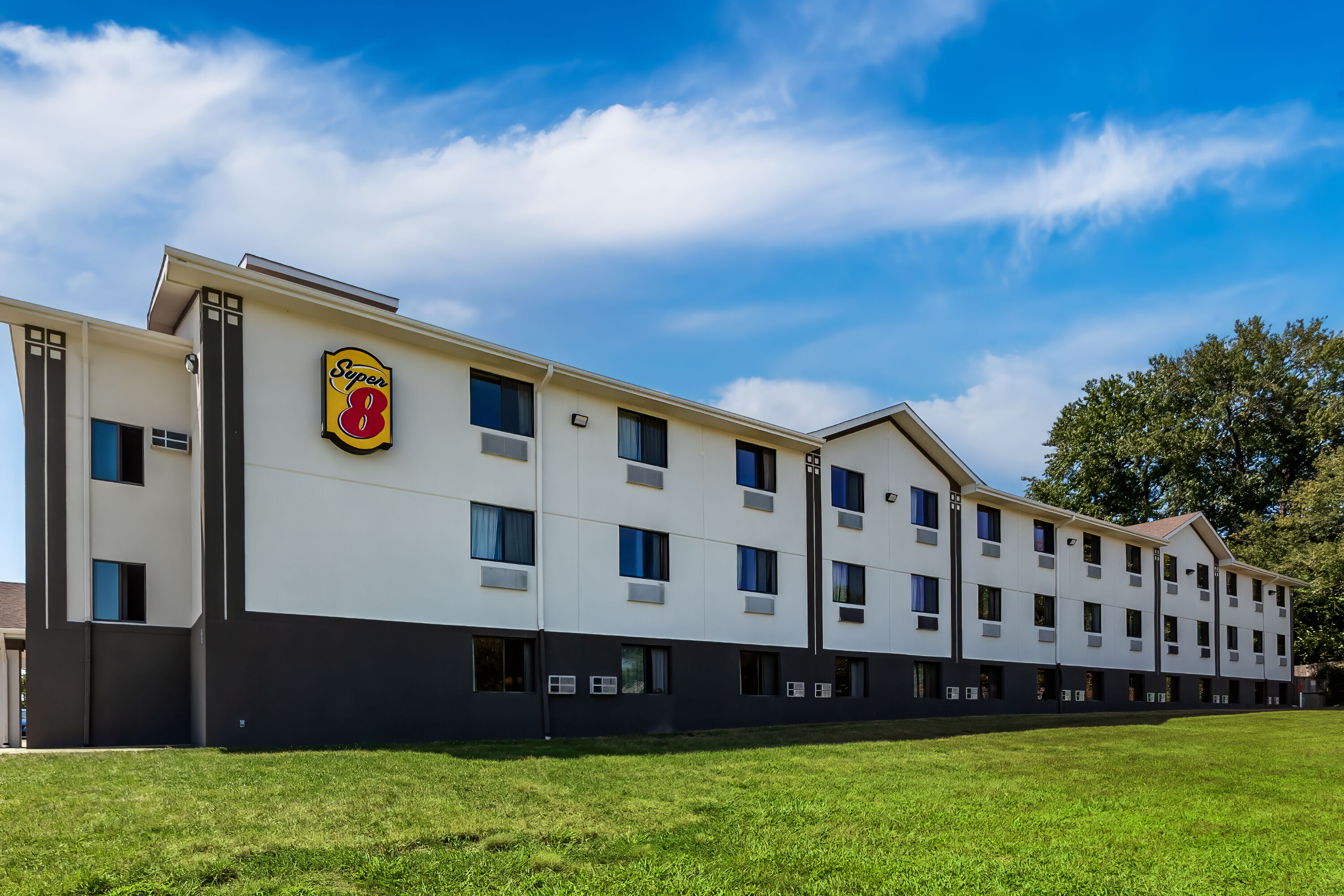 Exterior Day Image of Super 8 by Wyndham Dumfries/Quantico hotel in Dumfries, Virginia