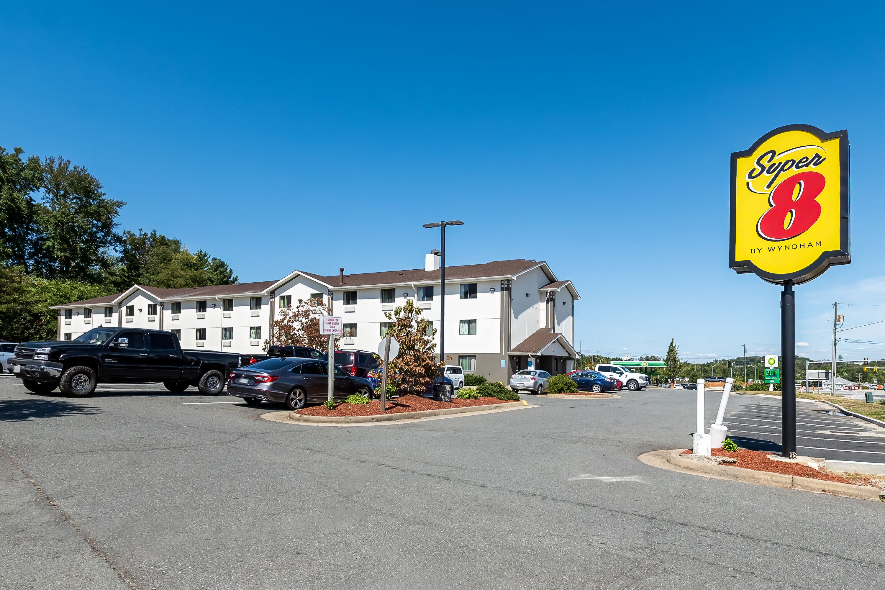 Exterior Day Image of Super 8 by Wyndham Dumfries/Quantico hotel in Dumfries, Virginia