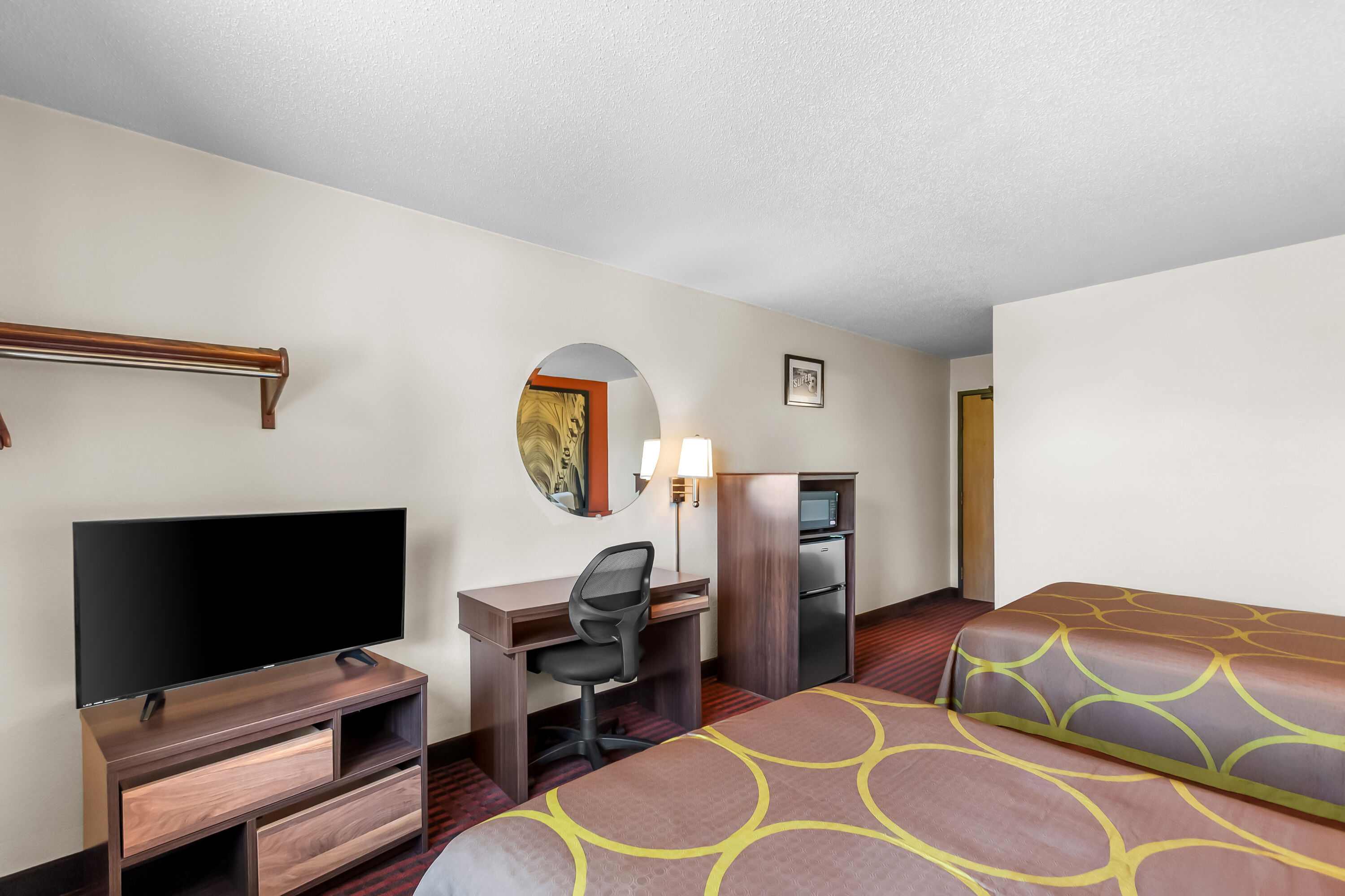 Double bed guest room at the Super 8 by Wyndham Dumfries/Quantico in Dumfries, Virginia