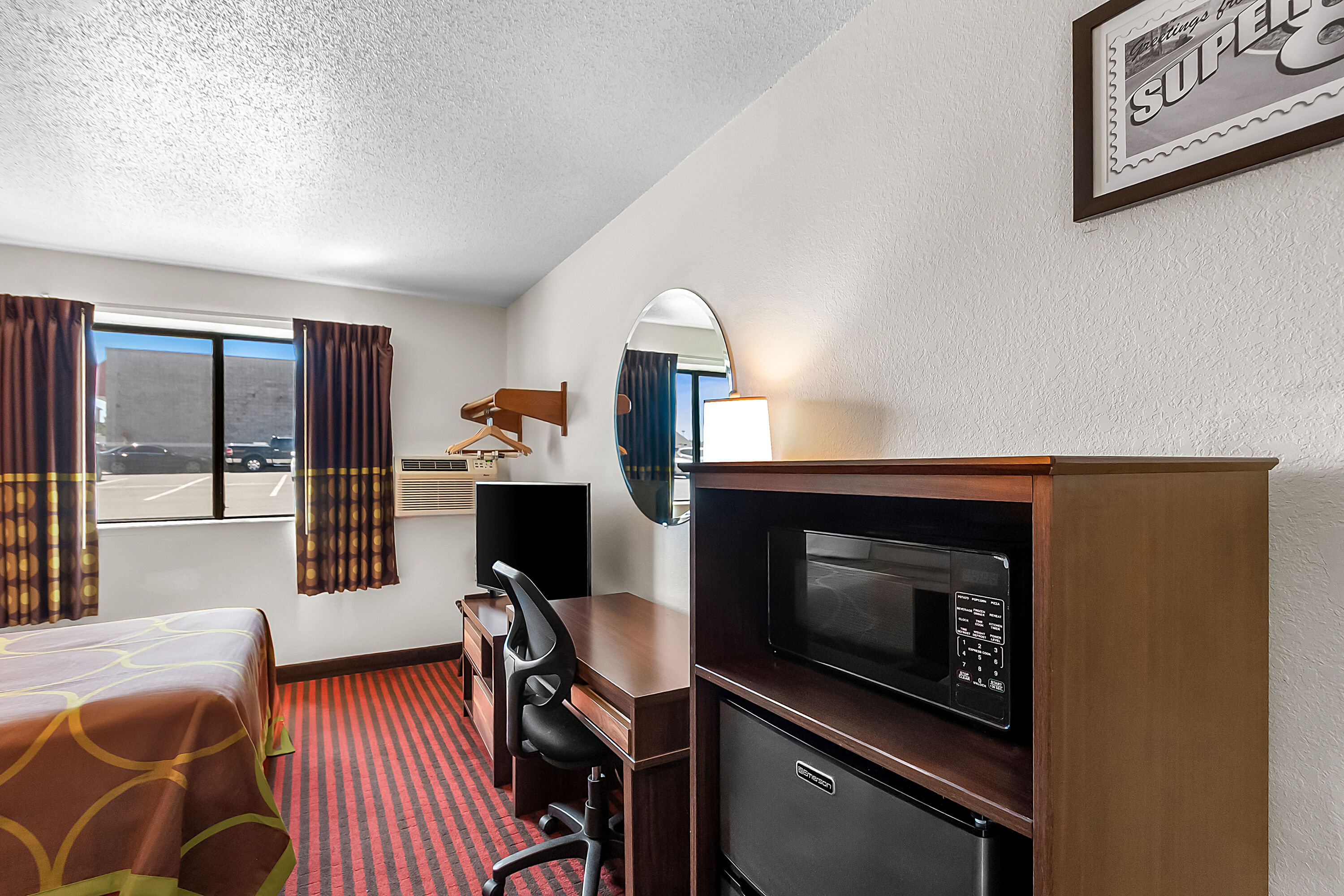 Double bed guest room at the Super 8 by Wyndham Dumfries/Quantico in Dumfries, Virginia