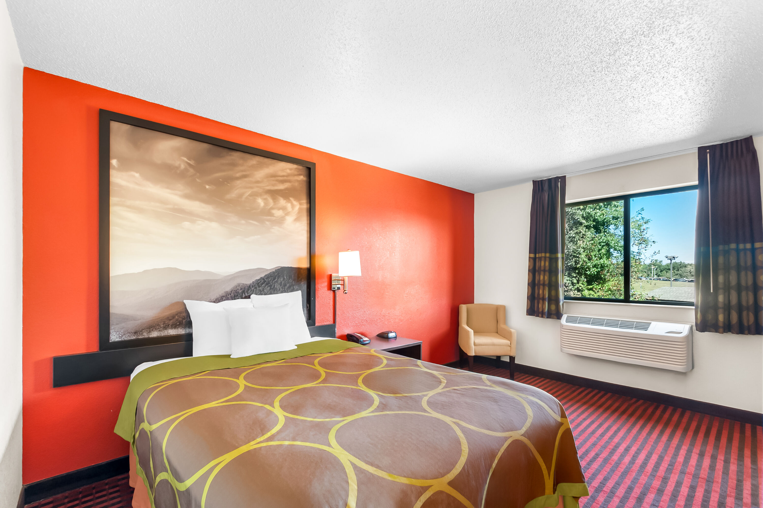 Queen bed guest room at the Super 8 by Wyndham Dumfries/Quantico in Dumfries, Virginia