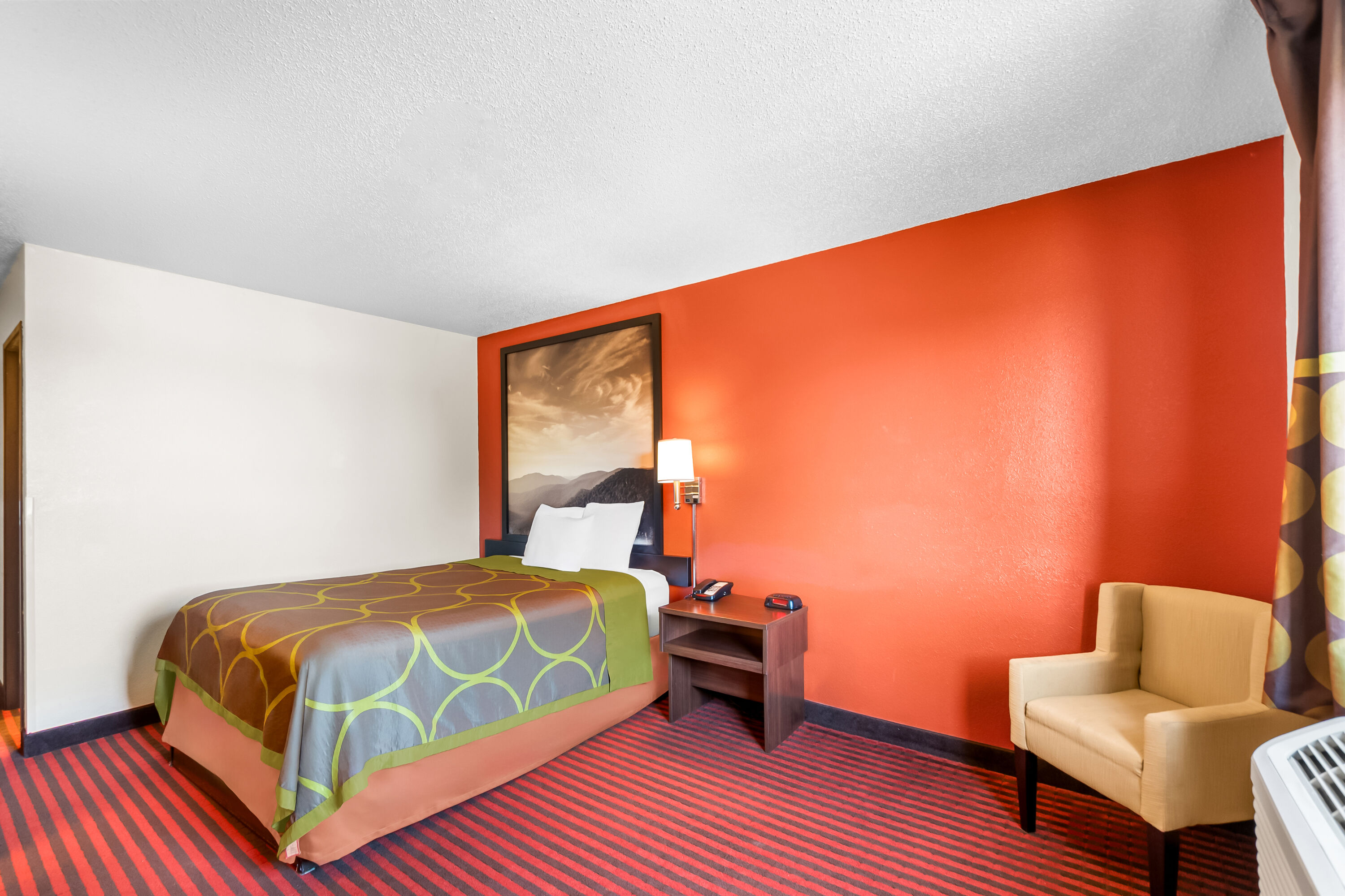 Queen bed guest room at the Super 8 by Wyndham Dumfries/Quantico in Dumfries, Virginia