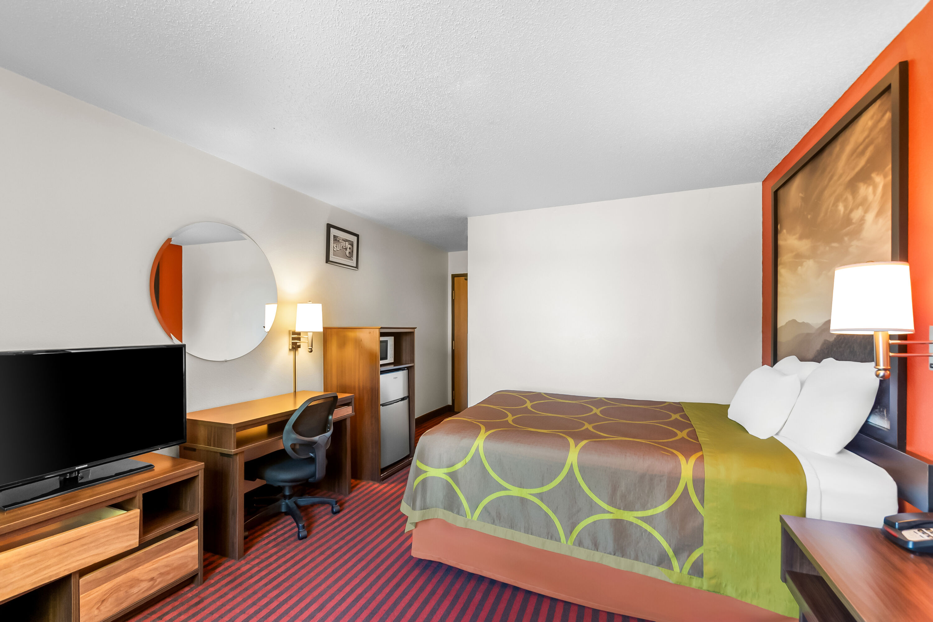 Queen bed guest room at the Super 8 by Wyndham Dumfries/Quantico in Dumfries, Virginia