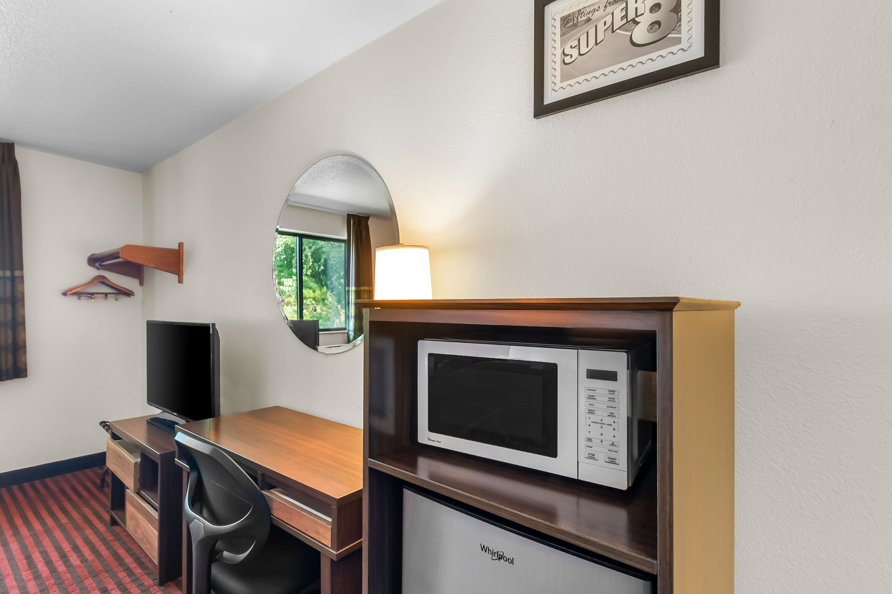 Queen bed guest room at the Super 8 by Wyndham Dumfries/Quantico in Dumfries, Virginia