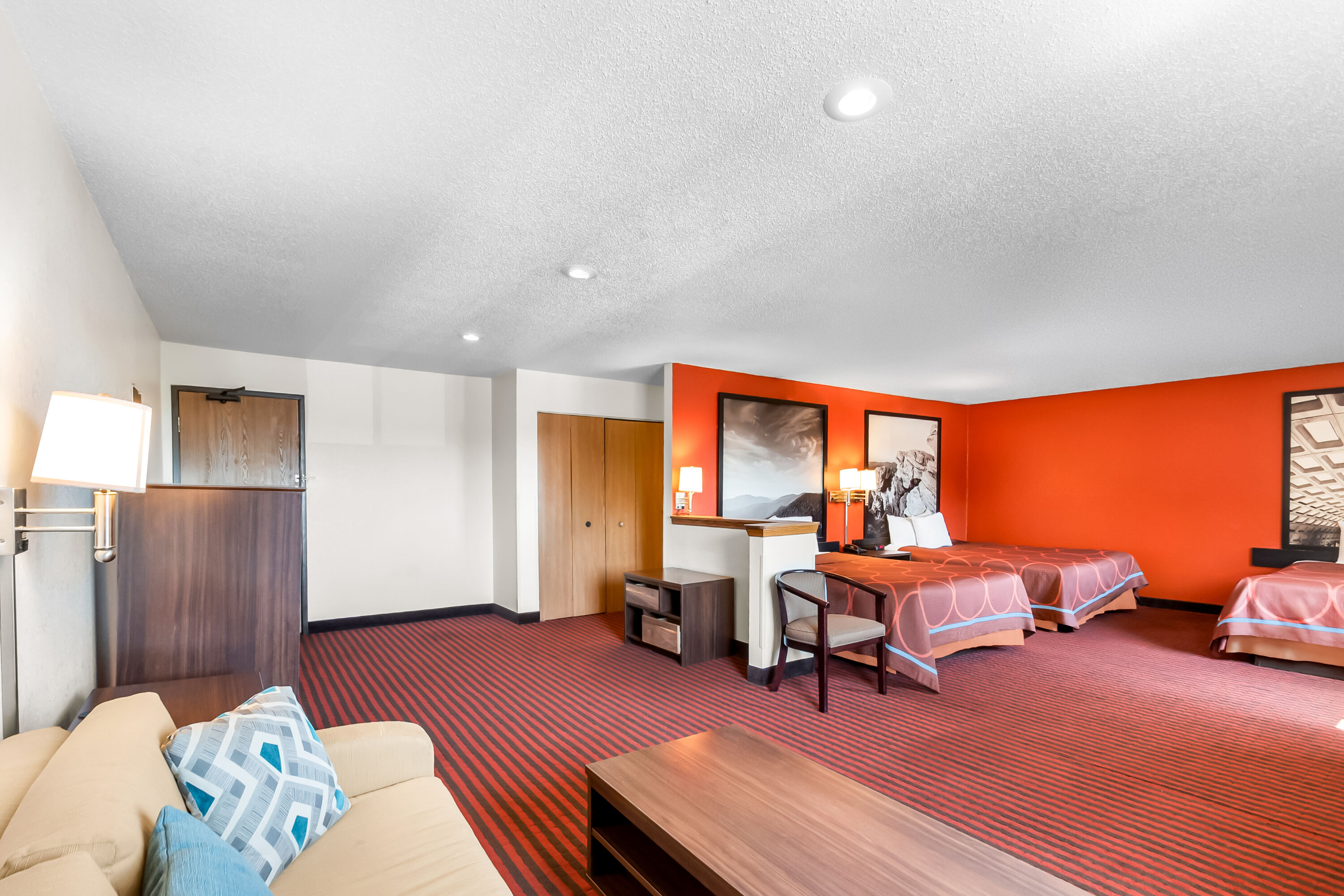 Super 8 by Wyndham Dumfries/Quantico suite in Dumfries, Virginia