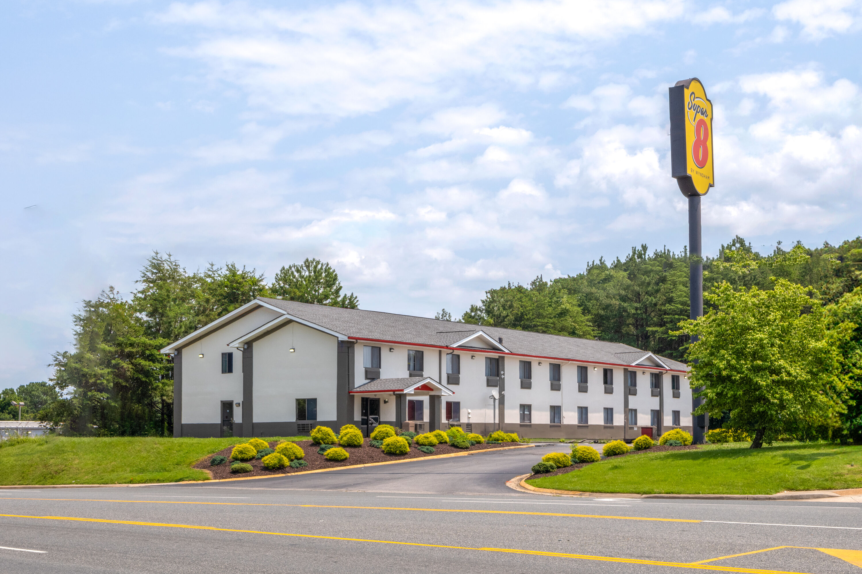 Exterior Day Image of Super 8 by Wyndham Farmville hotel in Farmville, Virginia