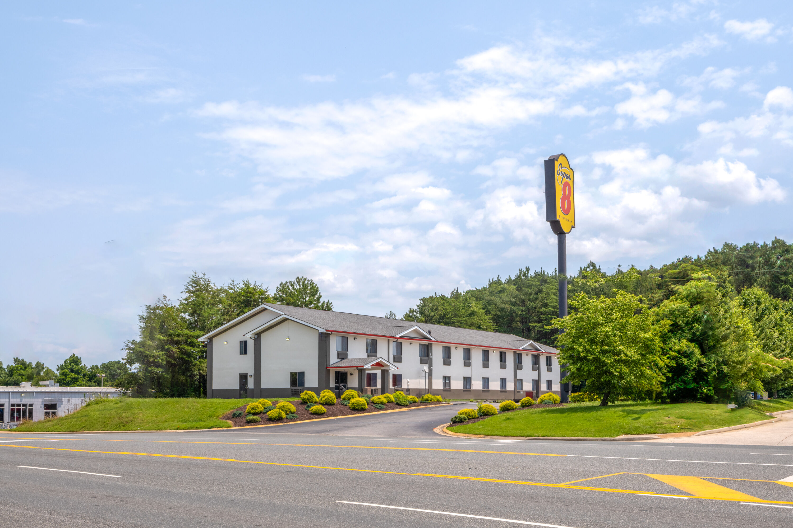 Exterior Day Image of Super 8 by Wyndham Farmville hotel in Farmville, Virginia