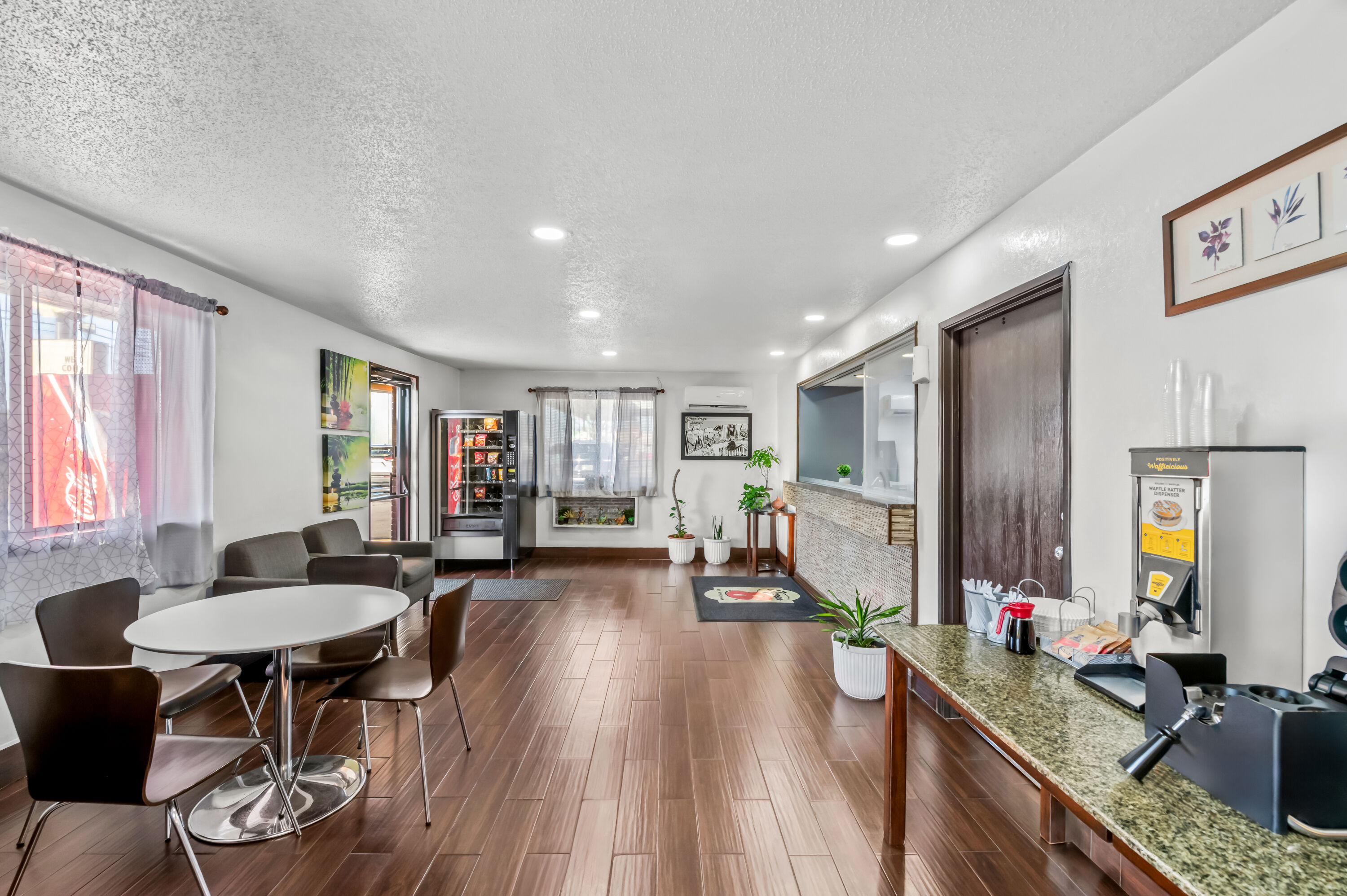 Super 8 by Wyndham Franklin restaurant breakfast area with seating in Franklin, Virginia