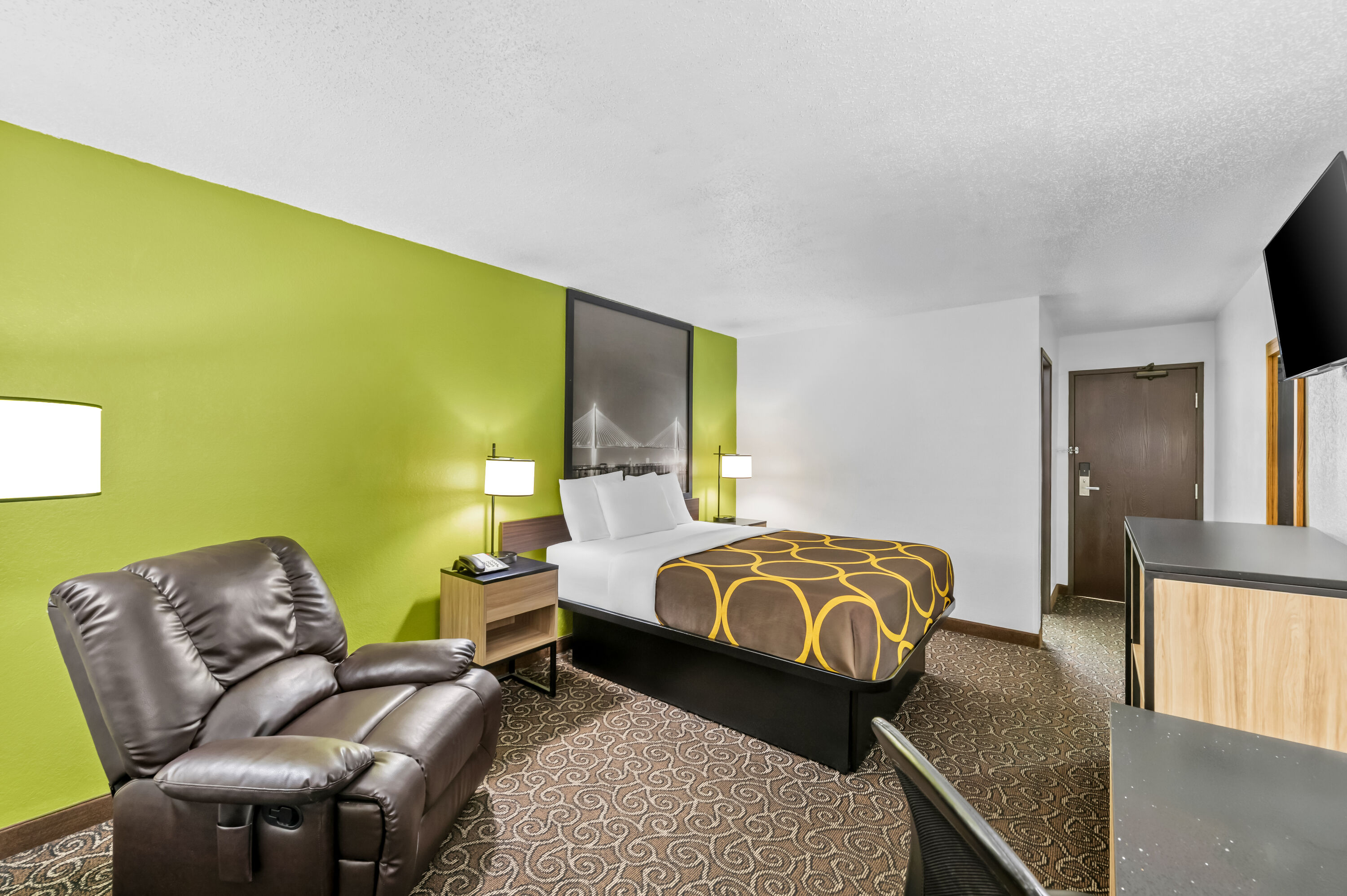 Queen bed guest room at the Super 8 by Wyndham Franklin in Franklin, Virginia