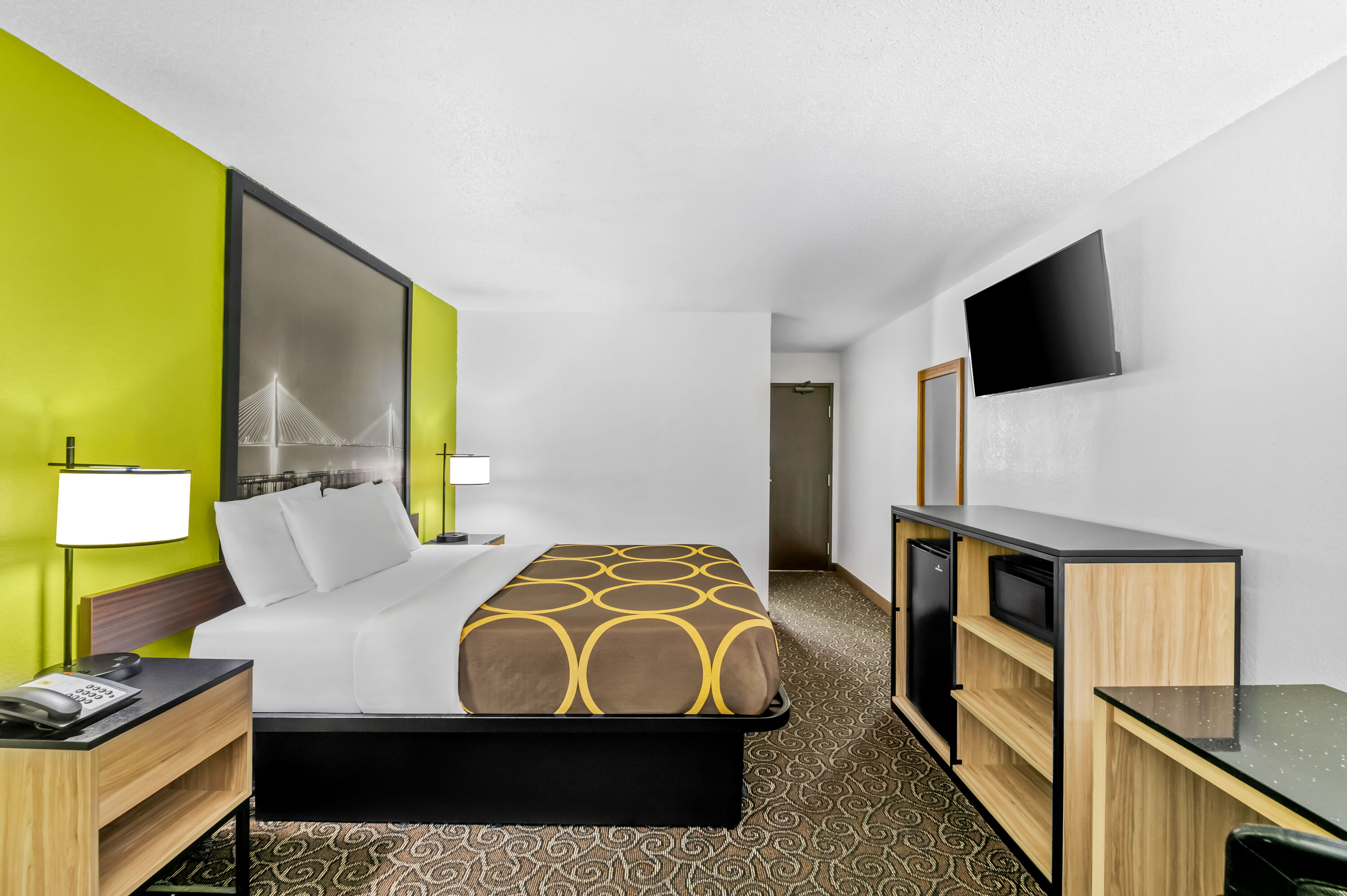 Queen bed guest room at the Super 8 by Wyndham Franklin in Franklin, Virginia